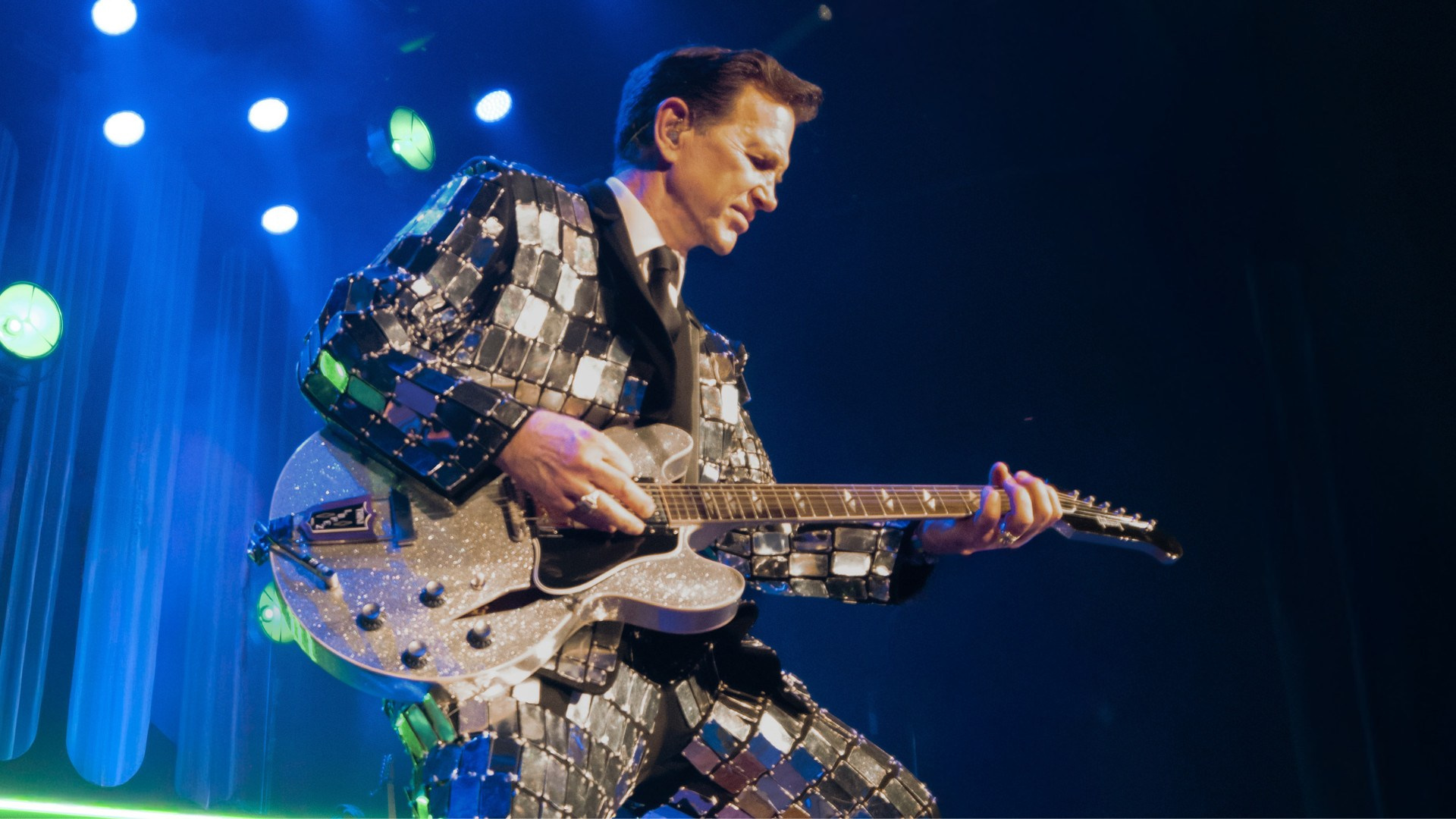 Chris Isaak возвращается в Испанию: легендарный музыкант выступит в Бильбао и Барселоне летом 2026 года | FOTKAI