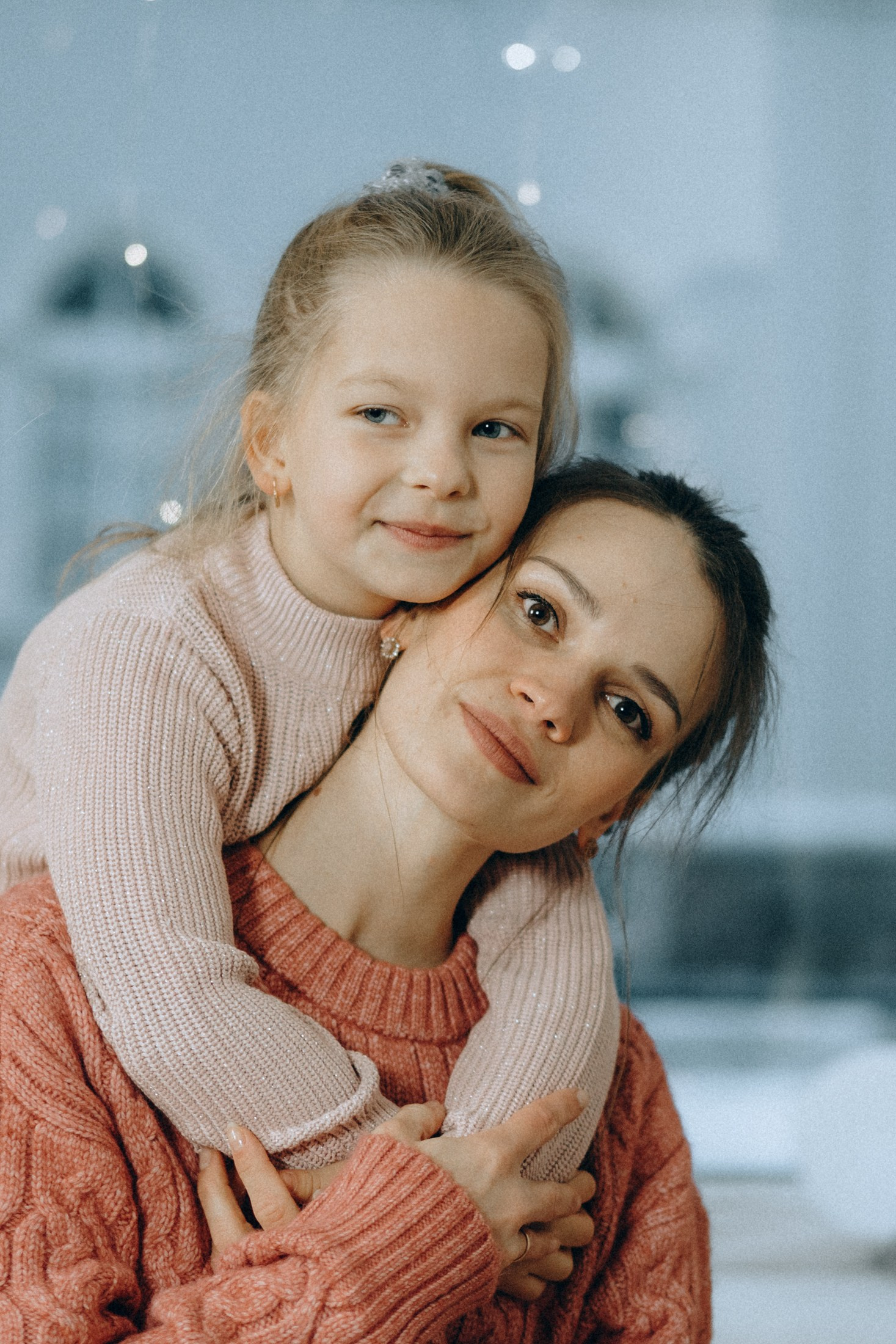 Мама с дочкой обнимаются и улыбаются — трогательная семейная фотосессия, фотографии детей
