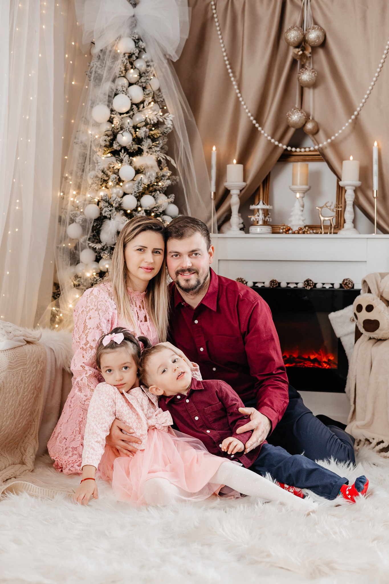 Ședințe Foto Crăciun 2025 Piatra Neamț | Fotografii de Sărbători | FotoACTIV. Fotograf Profesionist Piatra Neamț, Roman, Târgu Neamț, Bicaz, Neamț | Studio, Nuntă, Botez, Eveniment | FotoACTIV