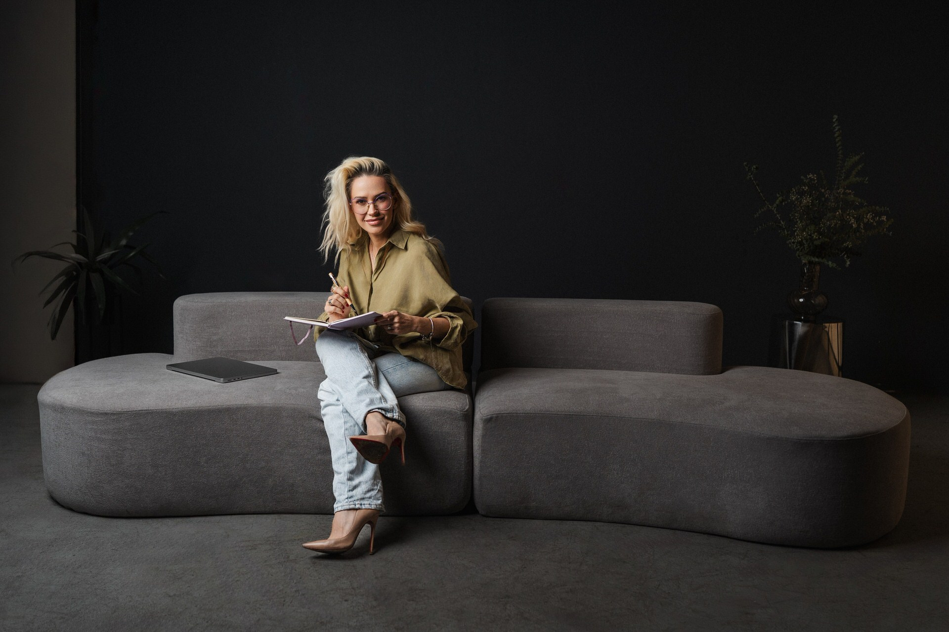 žena na krevetu u fotografskom studiju