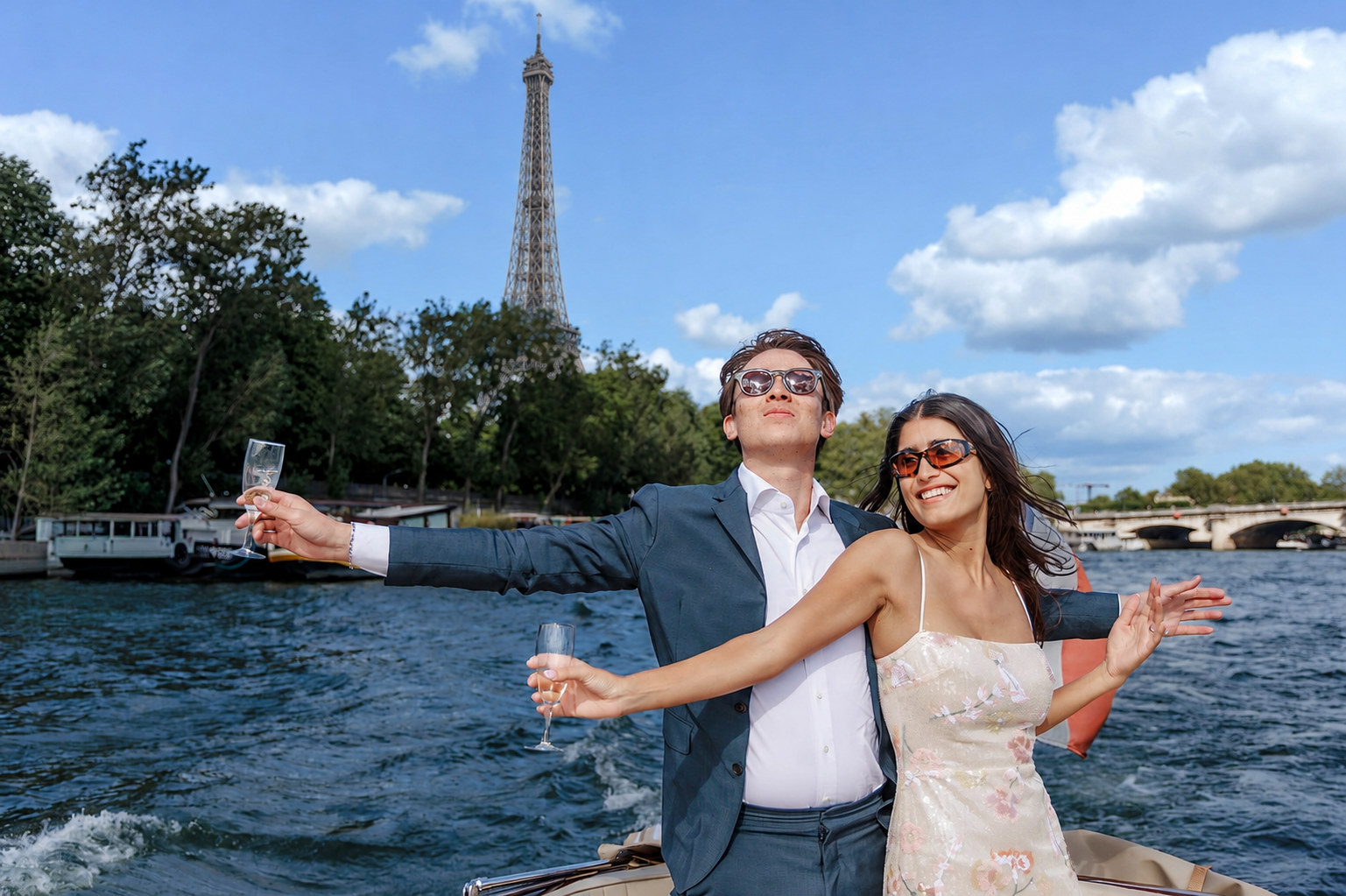 A Luxury Surprise Proposal on a Boat in Paris: Photo, Video & Champagne. Photographe à Paris