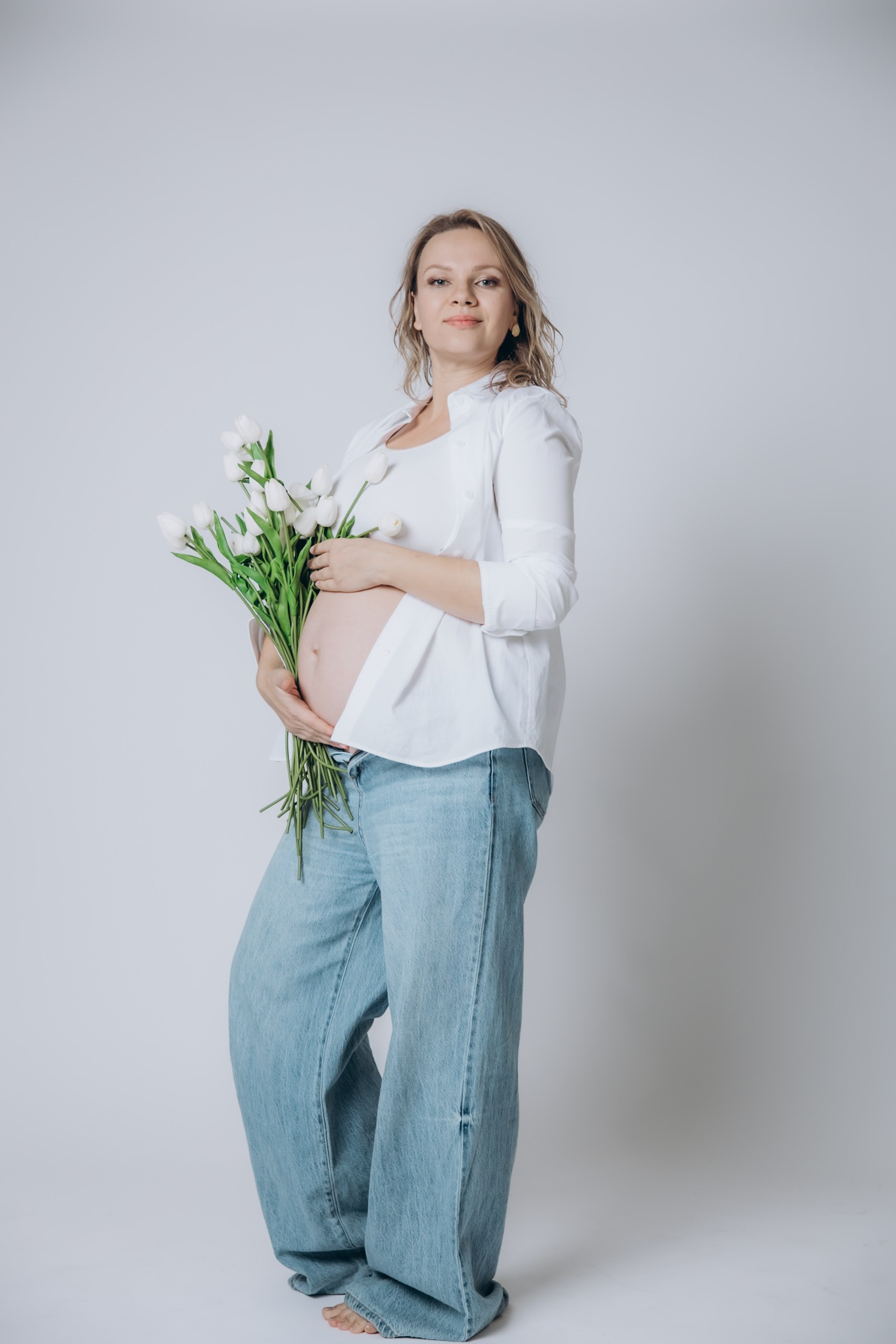 A women’s photo shoot at a photo studio. Family and children’s lifestyle photographer Elena Tumanova