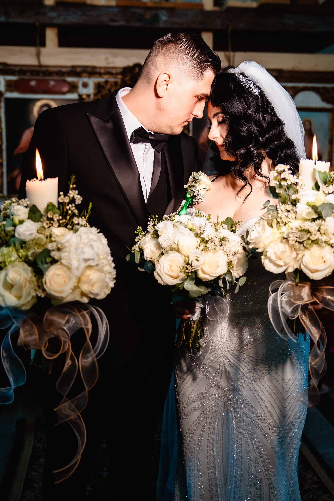 Portret cu mirii în biserică în ziua nunții