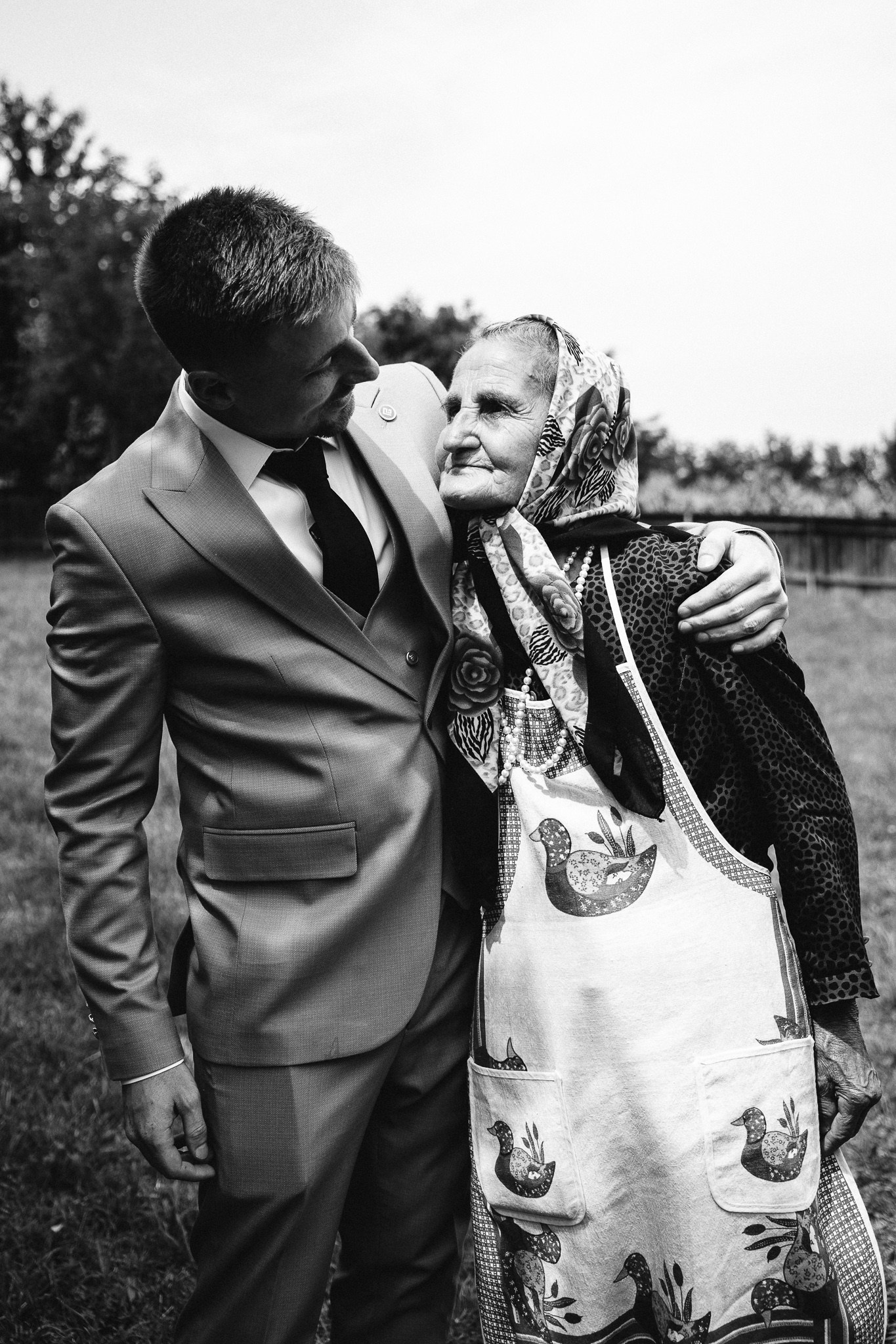 Fotografie emotionanta: mirele si bunica lui