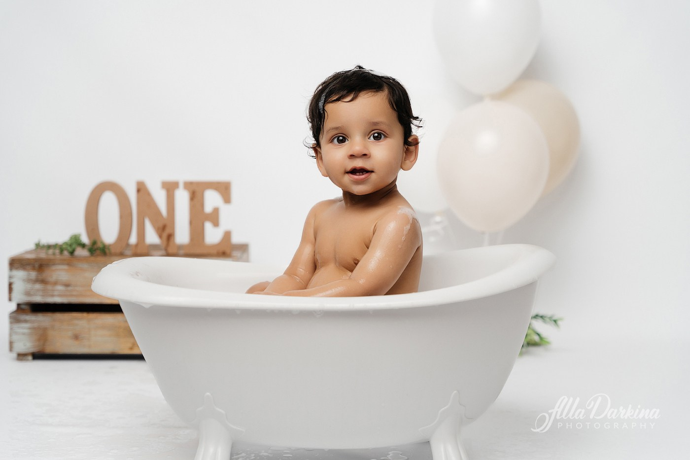 Cake smash session. Newborn and family photographer. Hills District. Sydney