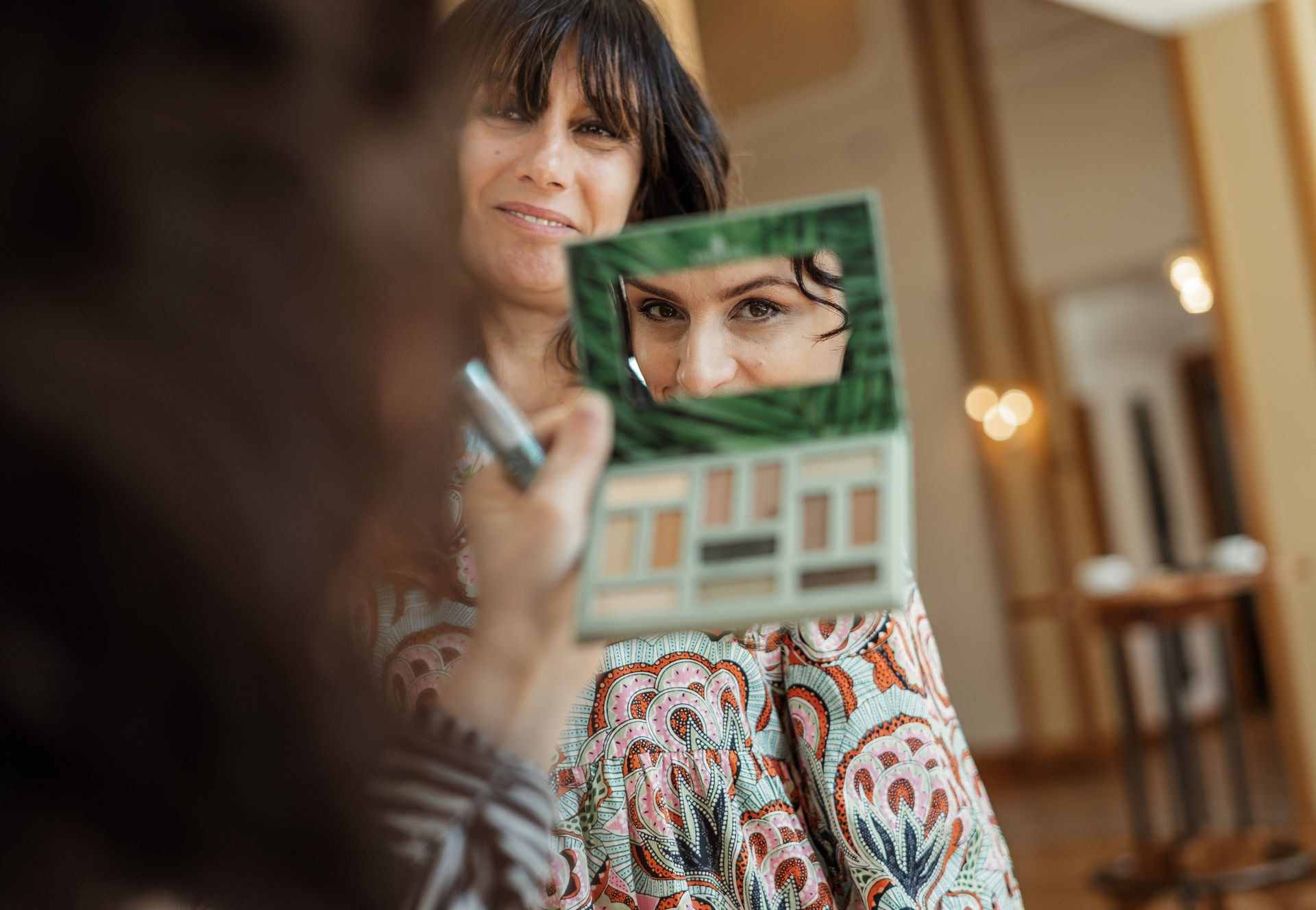Hochzeits-Make-up: „Nahaufnahme eines Braut-Make-ups mit sanften, natürlichen Tönen und dezentem Glanz auf den Wangen.