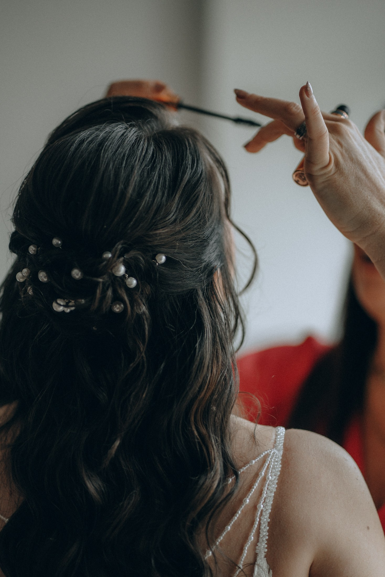 Brautvorbereitung am Fenster – natürliche Hochzeitsreportage Dresden