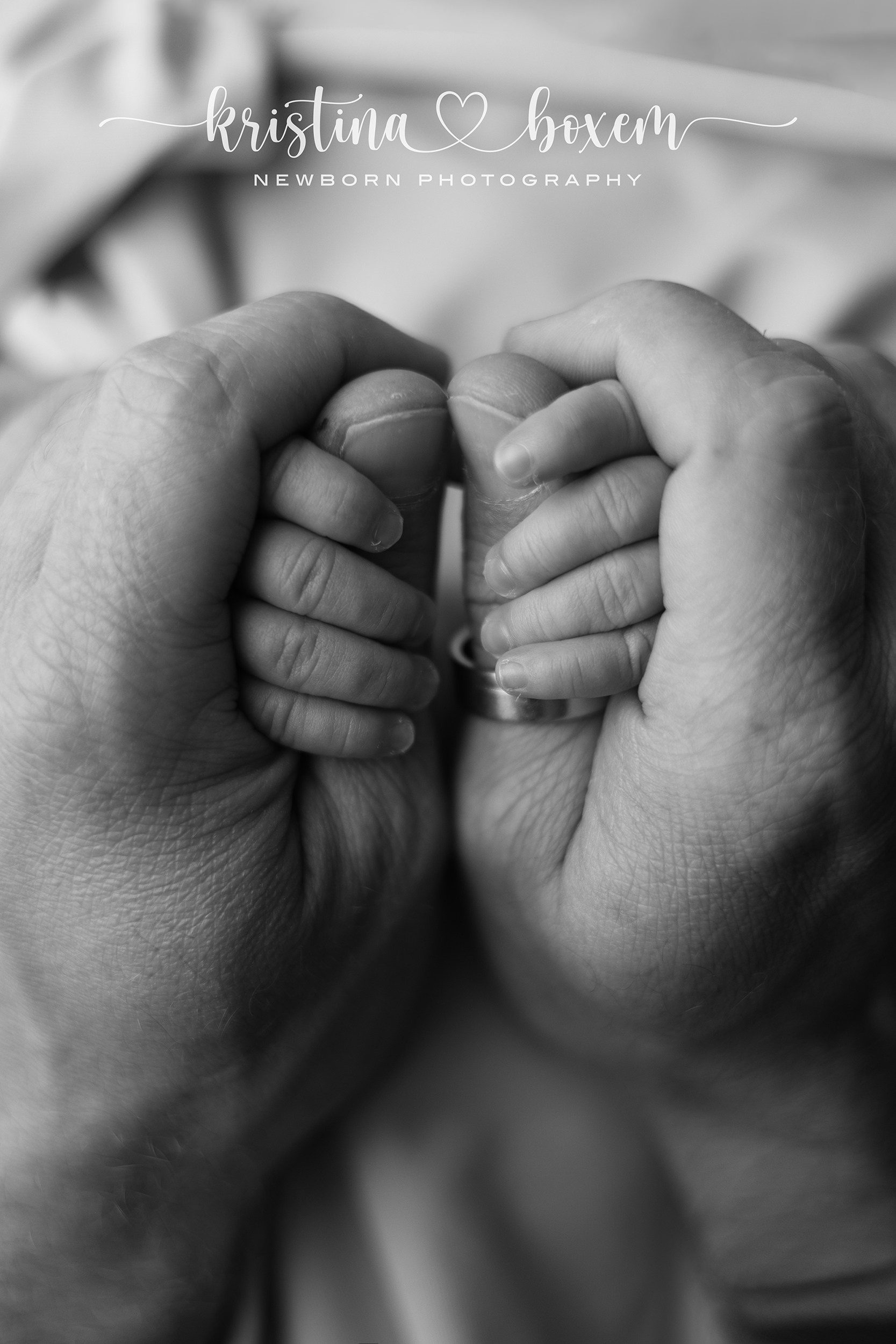 Professionele newborn fotoshoot in Oosterhout waarbij de focus ligt op de kleine details van jullie baby, zoals handjes, voetjes en zachte huid, vastgelegd in natuurlijke tinten.