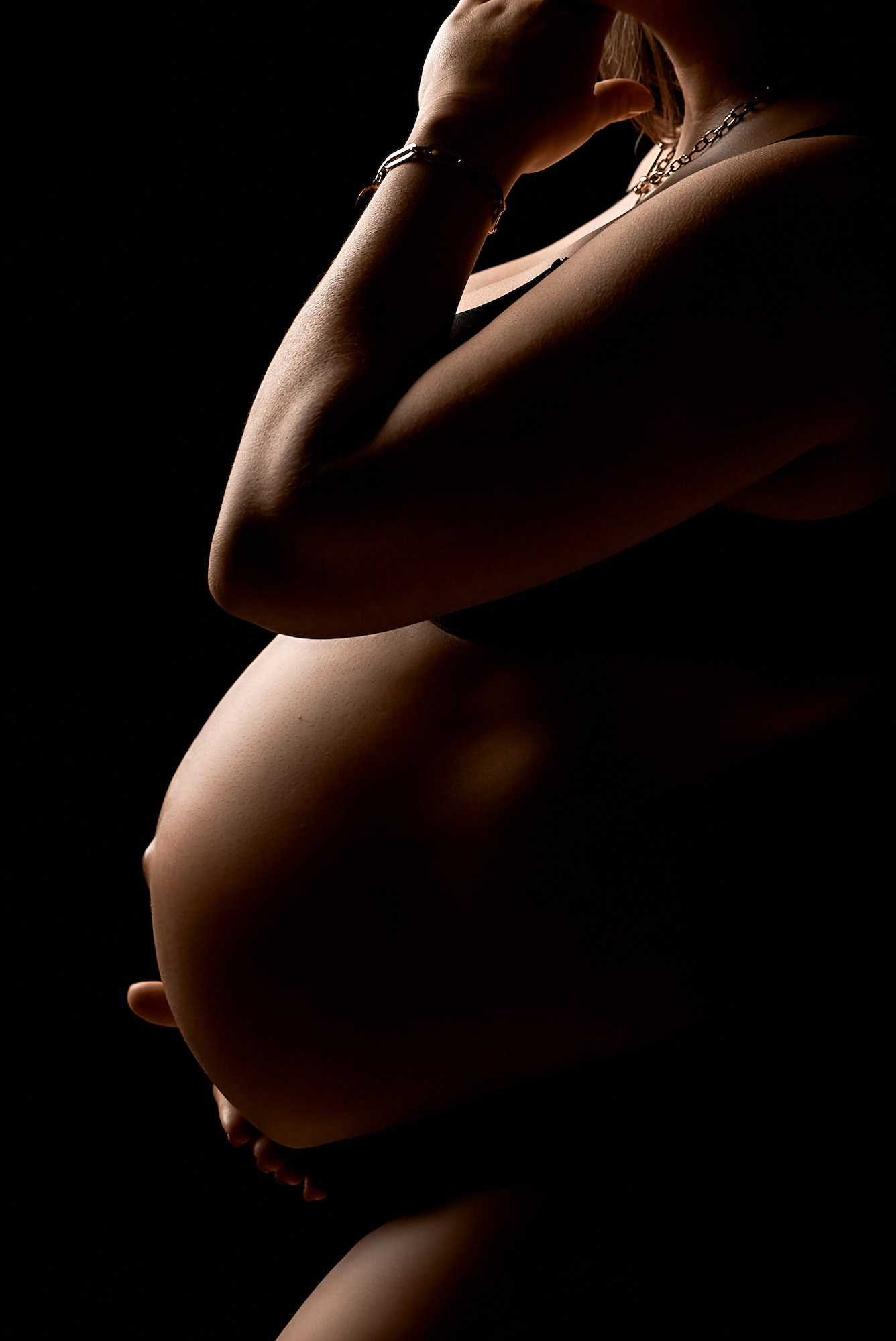 Detalle de la barriga de embarazo en sesión en Tenerife