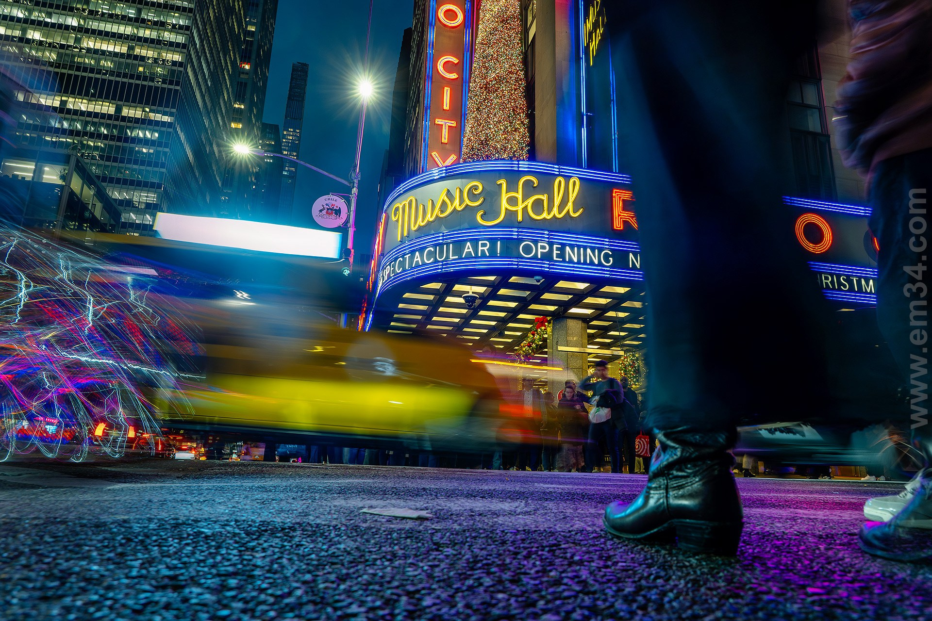 Best Street Photographer in New York City — Candid NYC Moments Captured by Emin Kuliyev. Emin Kuliyev — Award-Winning Wedding Photojournalist NYC & USA | Best Wedding Photographer Known for Candid, Timeless Moments