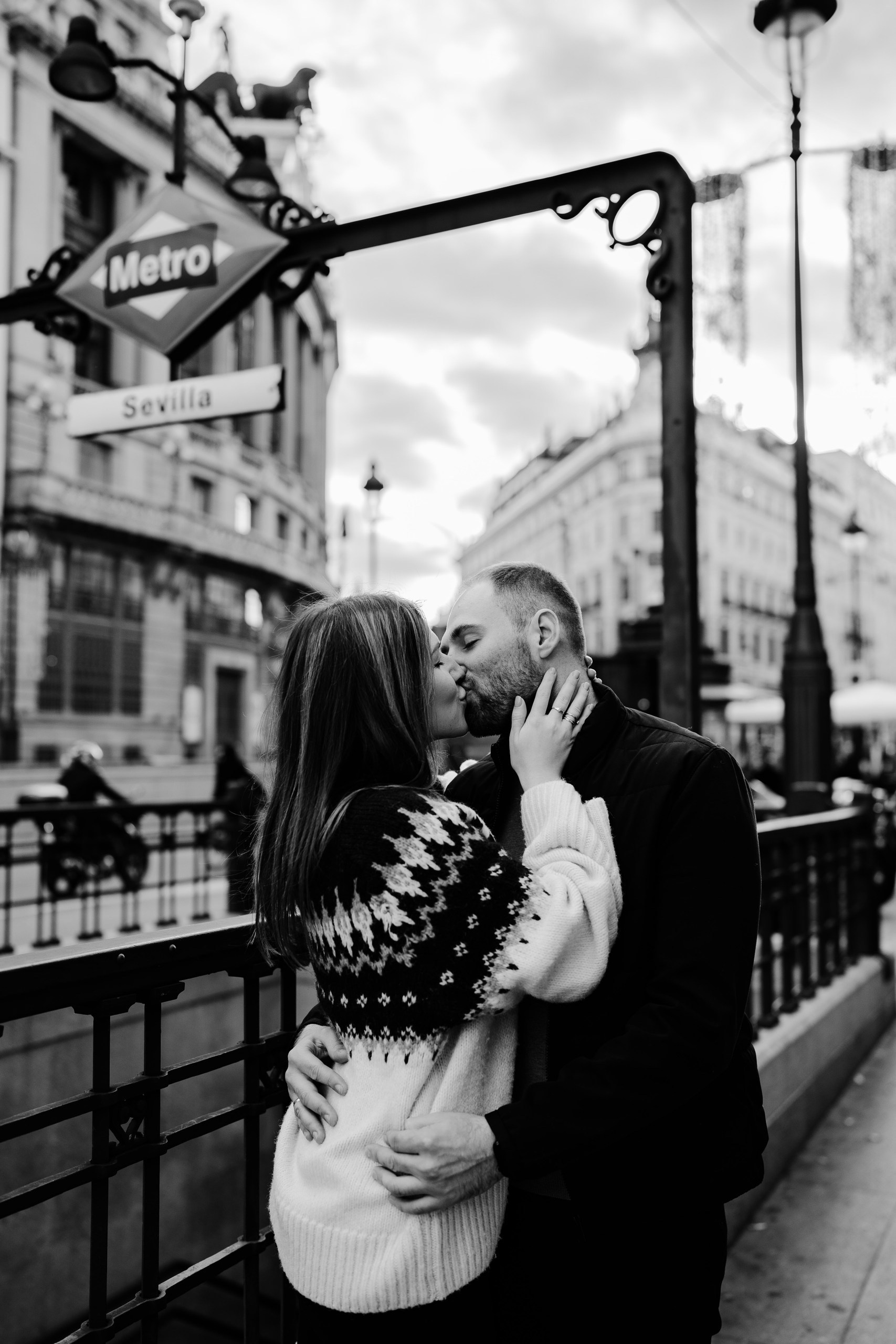 Romantic couple embracing near Metropolis Building, Madrid