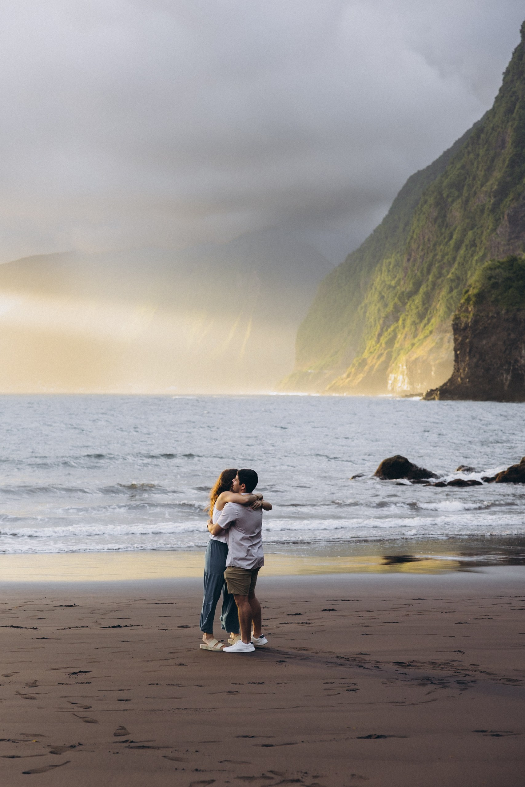 Sunrise Secret Proposal at Seixal Beach, Madeira | Romantic Engagement. Fotógrafa na Madeira para casais, pedidos de casamento, elopements e casamentos íntimos | Tatiana