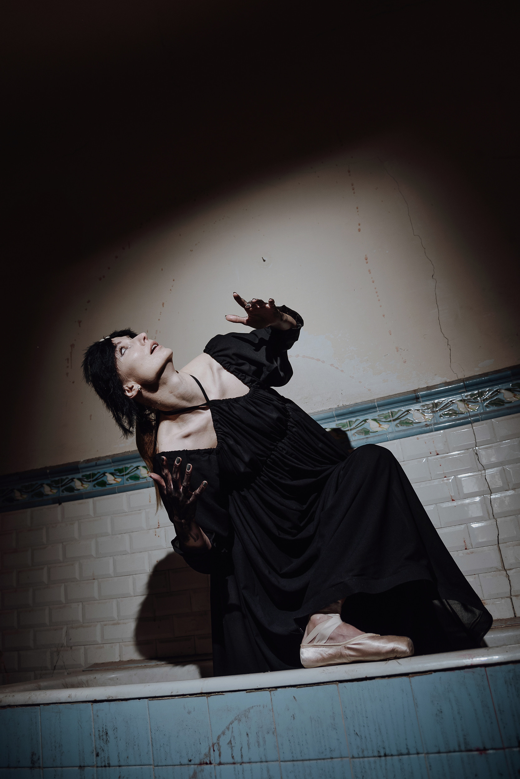 Креативная фотосессия в заброшенном доме