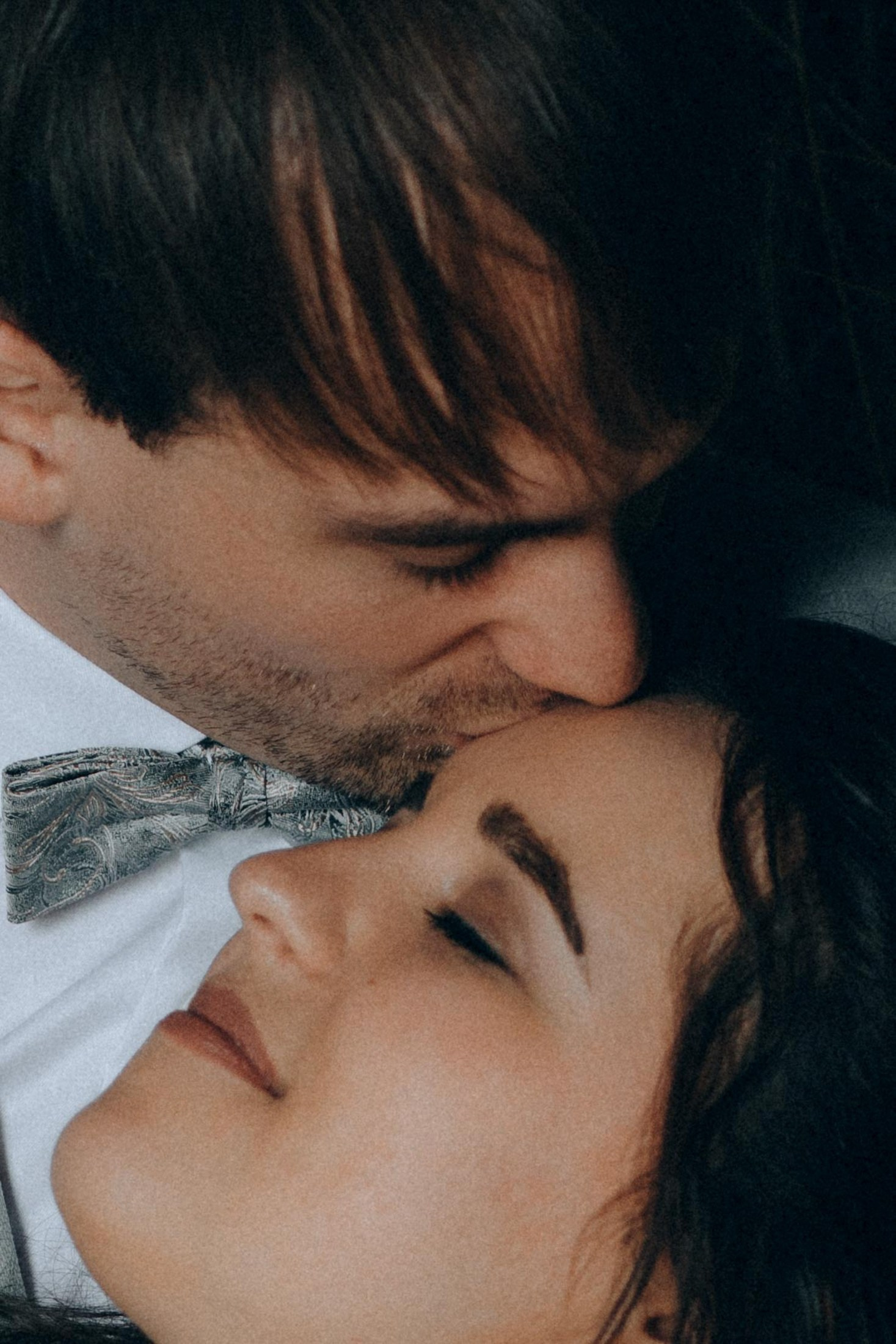 Liebevolle Nahaufnahme Brautpaar – intime Hochzeitsfotografie Sachsen