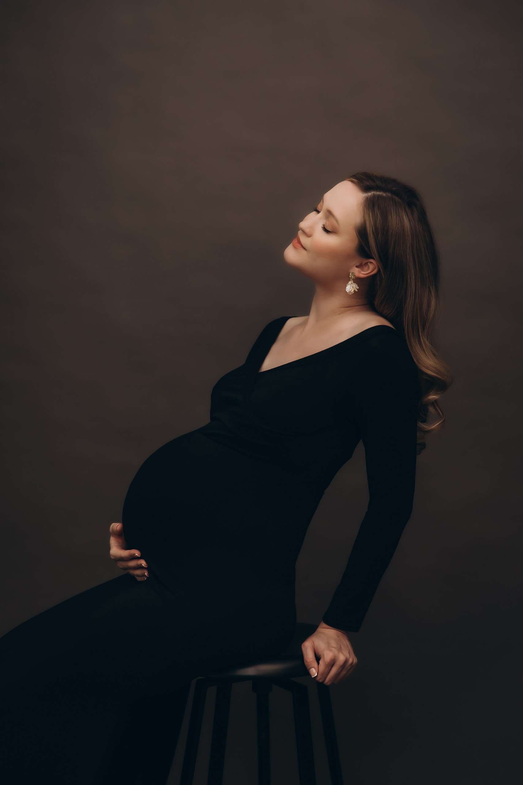 A women’s photo shoot at a photo studio. Family and children’s lifestyle photographer Elena Tumanova