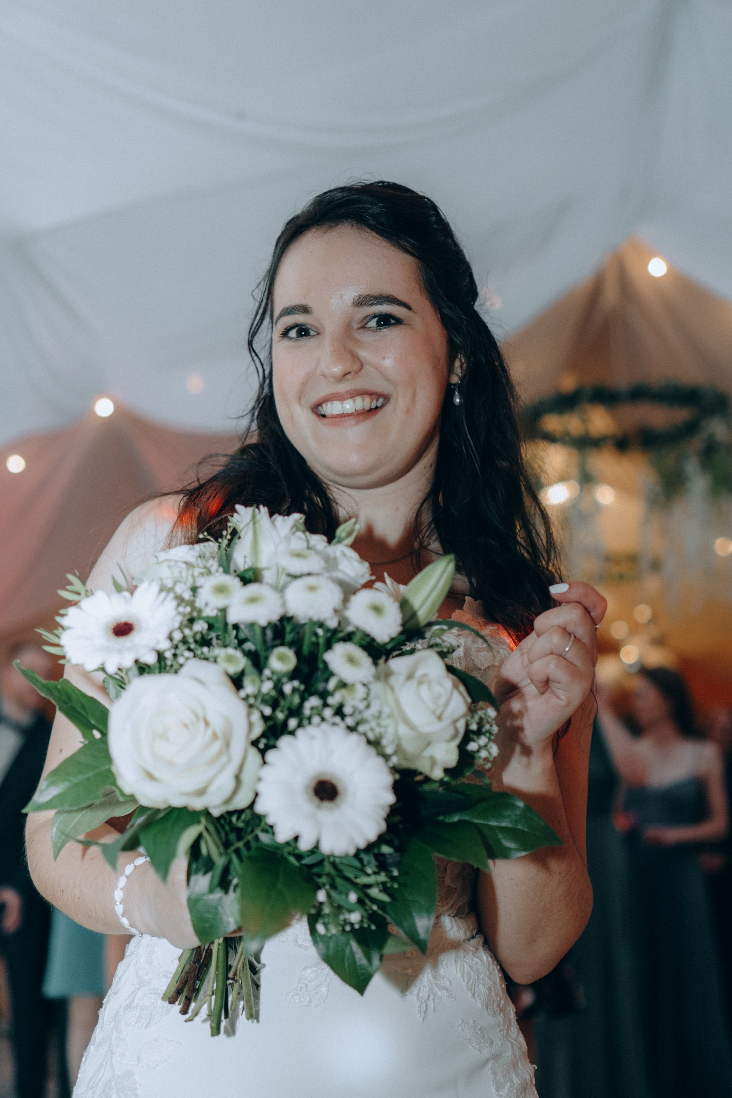 Porträt der Braut mit Blumenstrauß – emotionale Hochzeitsfotografie