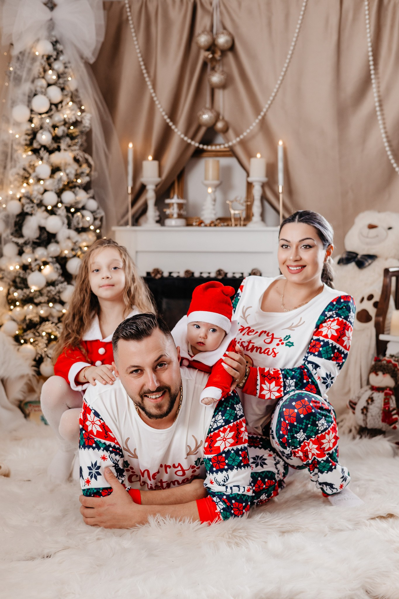 Ședințe Foto Crăciun 2025 Piatra Neamț | Fotografii de Sărbători | FotoACTIV. Fotograf Profesionist Piatra Neamț, Roman, Târgu Neamț, Bicaz, Neamț | Studio, Nuntă, Botez, Eveniment | FotoACTIV