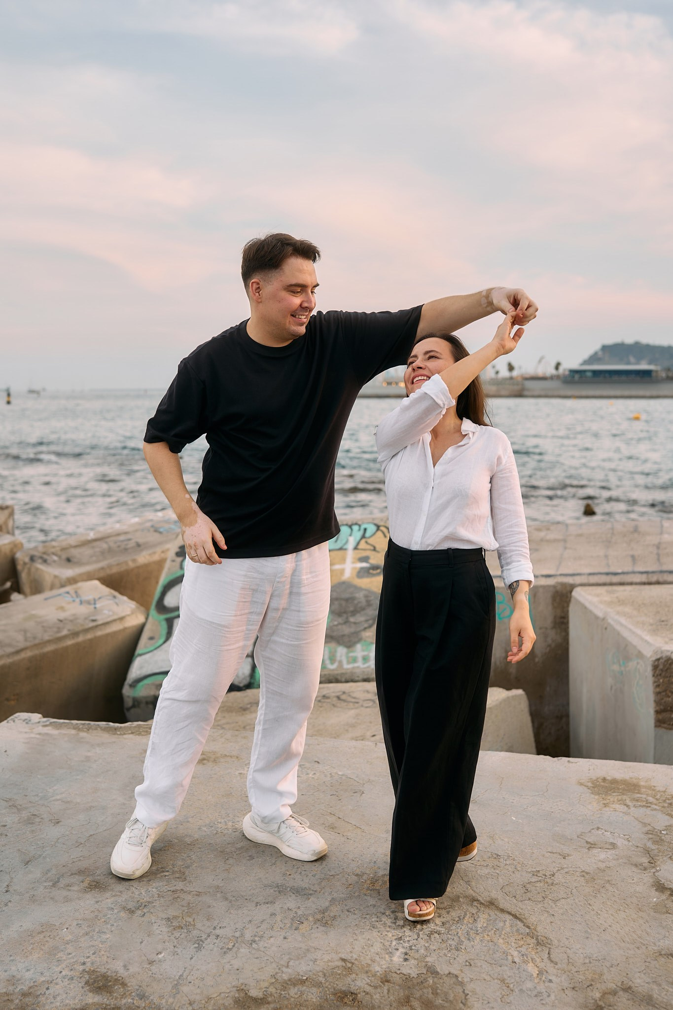 Description of the Port Olimpic location for a  love-story or individual photo shoot in Barcelona, examples of photos taken at this spot. POSTCARD.BCN Photographer Kate in Barcelona. Love-story, family or individual photo shoots