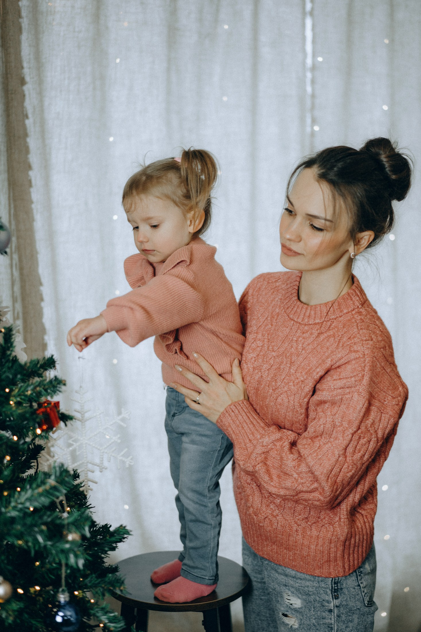 Мама и дочь у новогодней ёлки — праздничная семейная фотосессия, детская фотография дома