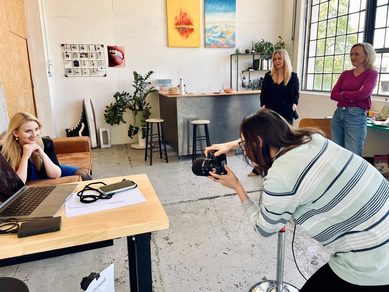 Workshop uvolnění před foťákem. Dana Lišková — Empatická fotografka | Introspektivní umělkyně | Neurodivergentní koučka| Zakladatelka Artepy.cz