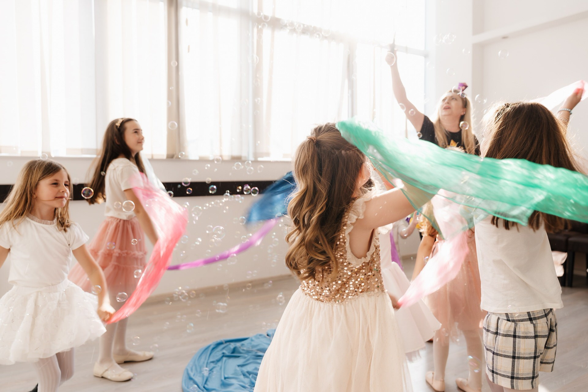 Razigrana dečica na proslavi rođendana.