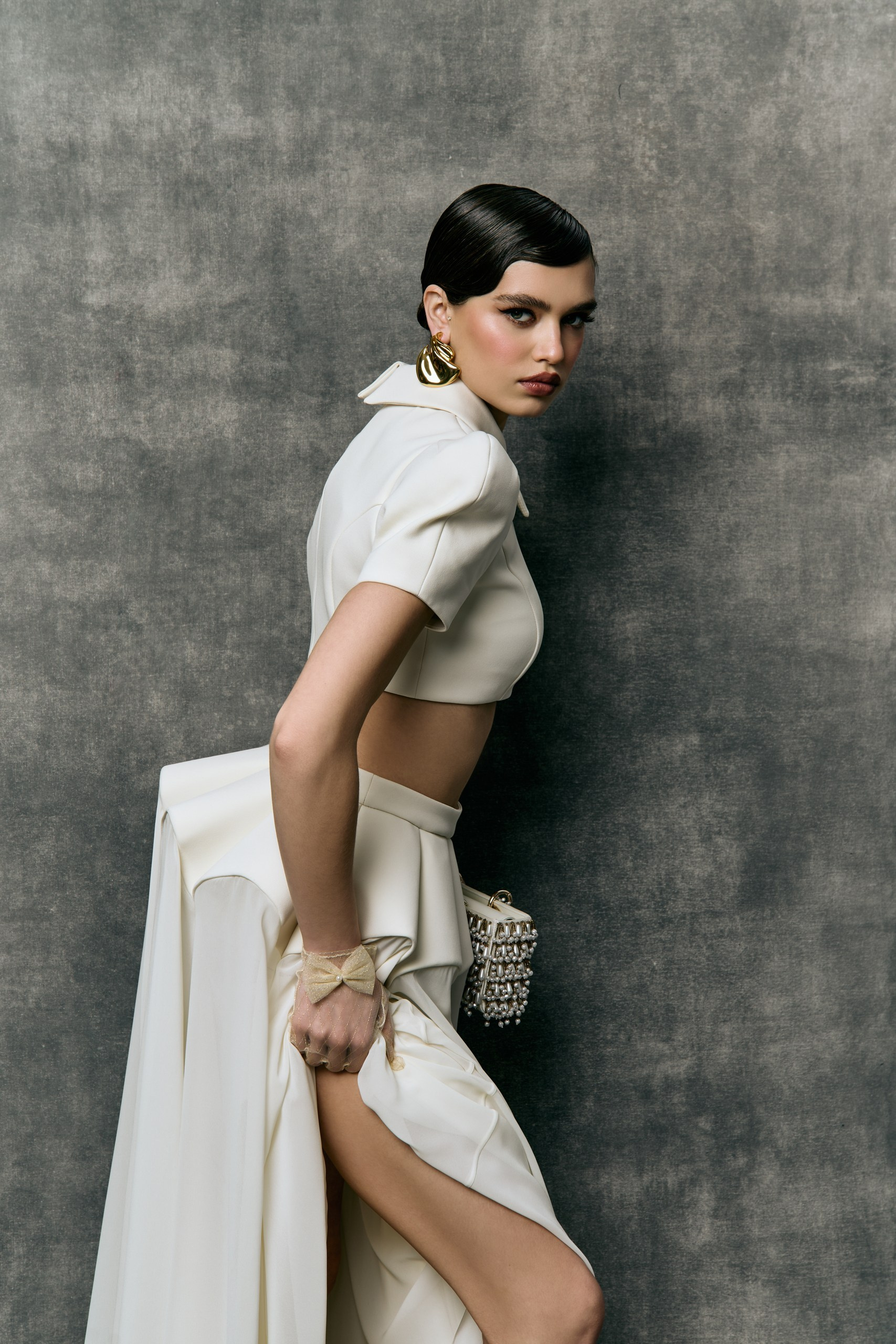 Fashion Editorial Fotografie mit weißem Outfit vor grauem Musselin-Hintergrund – Foto-Paket Fotostudio Aesthetic Space München