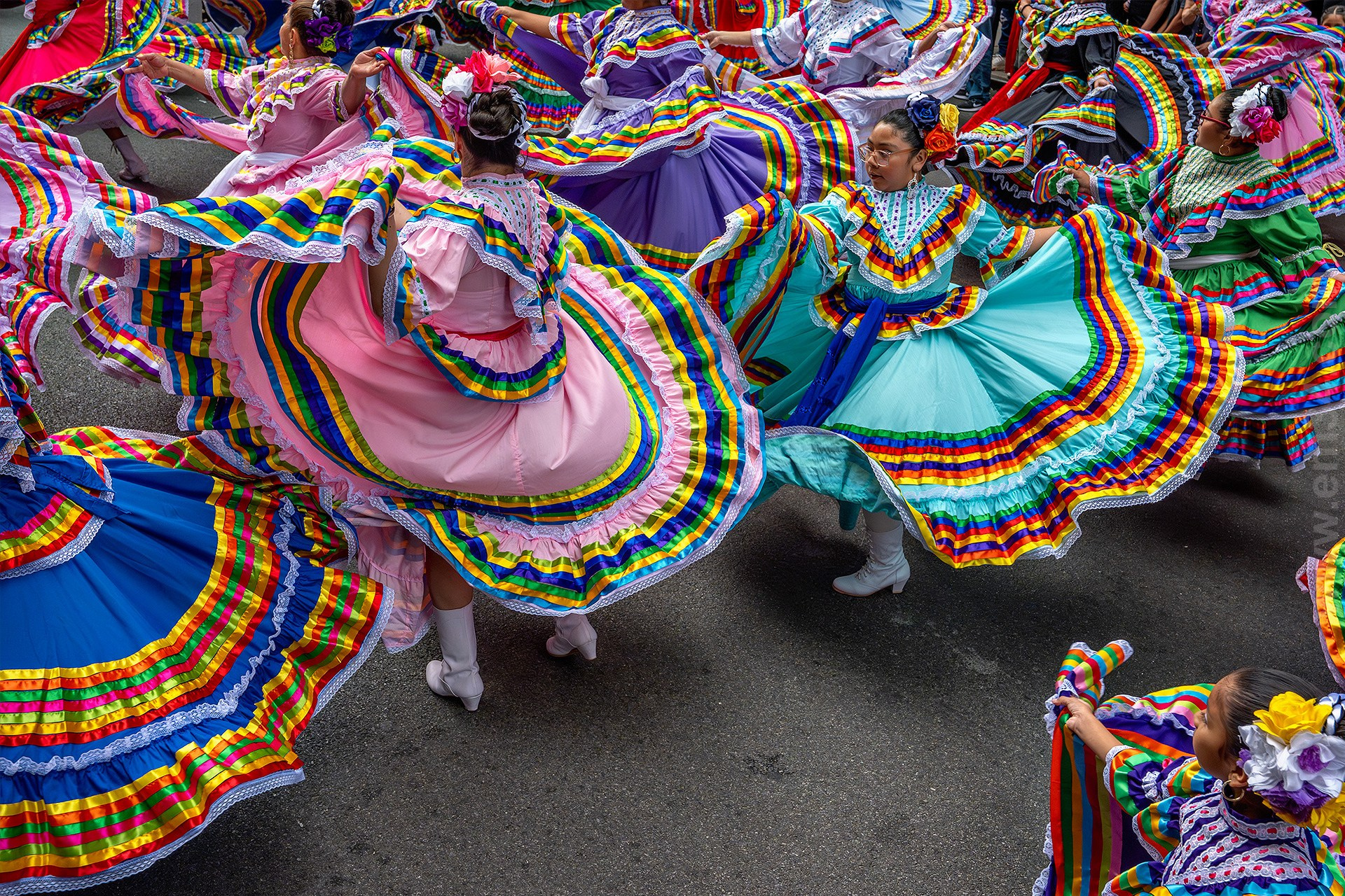 Best Street Photographer in New York City — Candid NYC Moments Captured by Emin Kuliyev. Emin Kuliyev — Award-Winning Wedding Photojournalist NYC & USA | Best Wedding Photographer Known for Candid, Timeless Moments