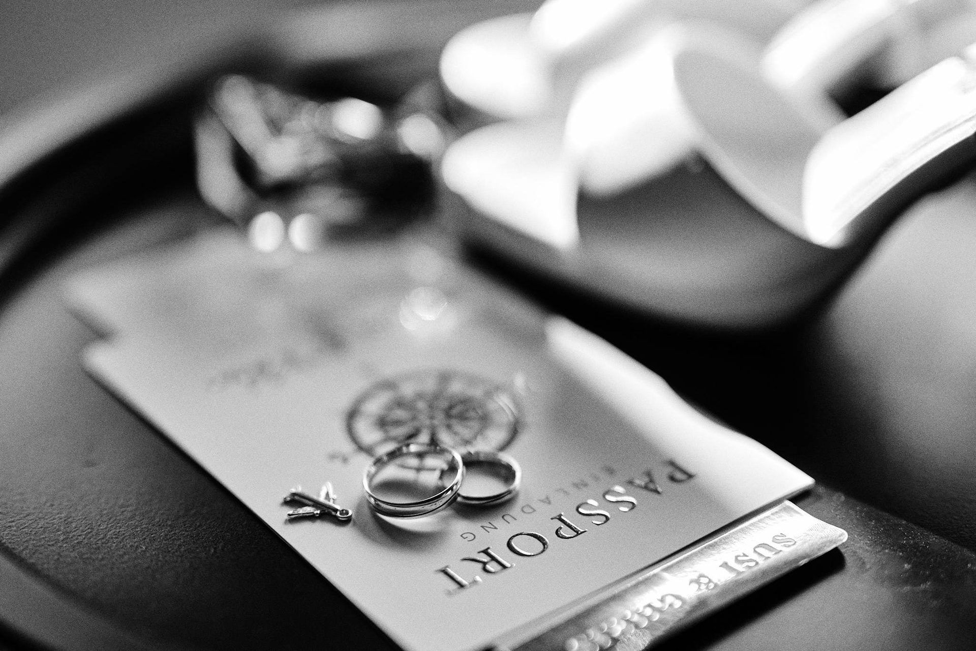 Eheringe auf der Hochzeitseinladung