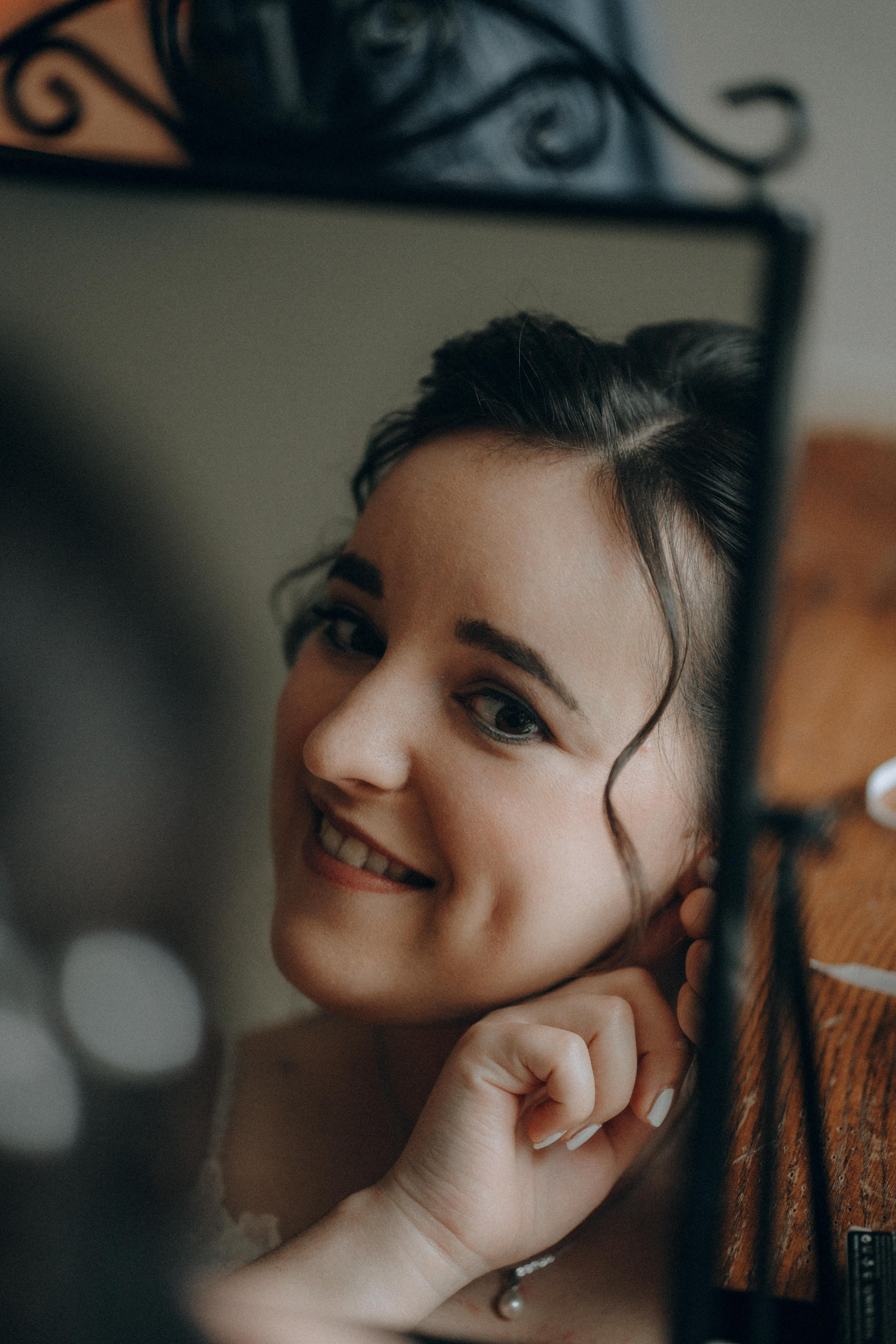 Braut im Spiegel lächelt – authentische Hochzeitsfotografie Dresden