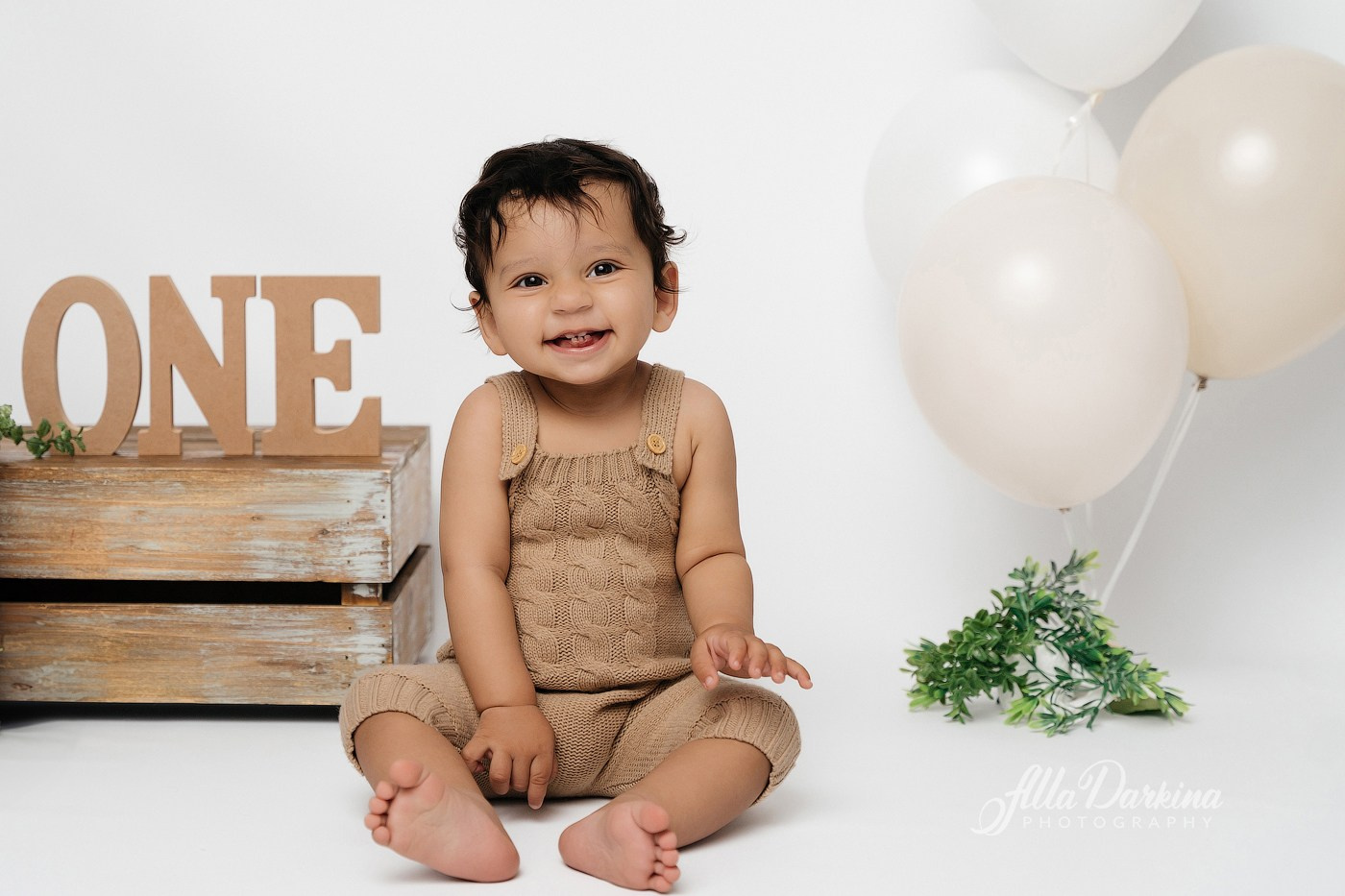 Cake smash session. Newborn and family photographer. Hills District. Sydney
