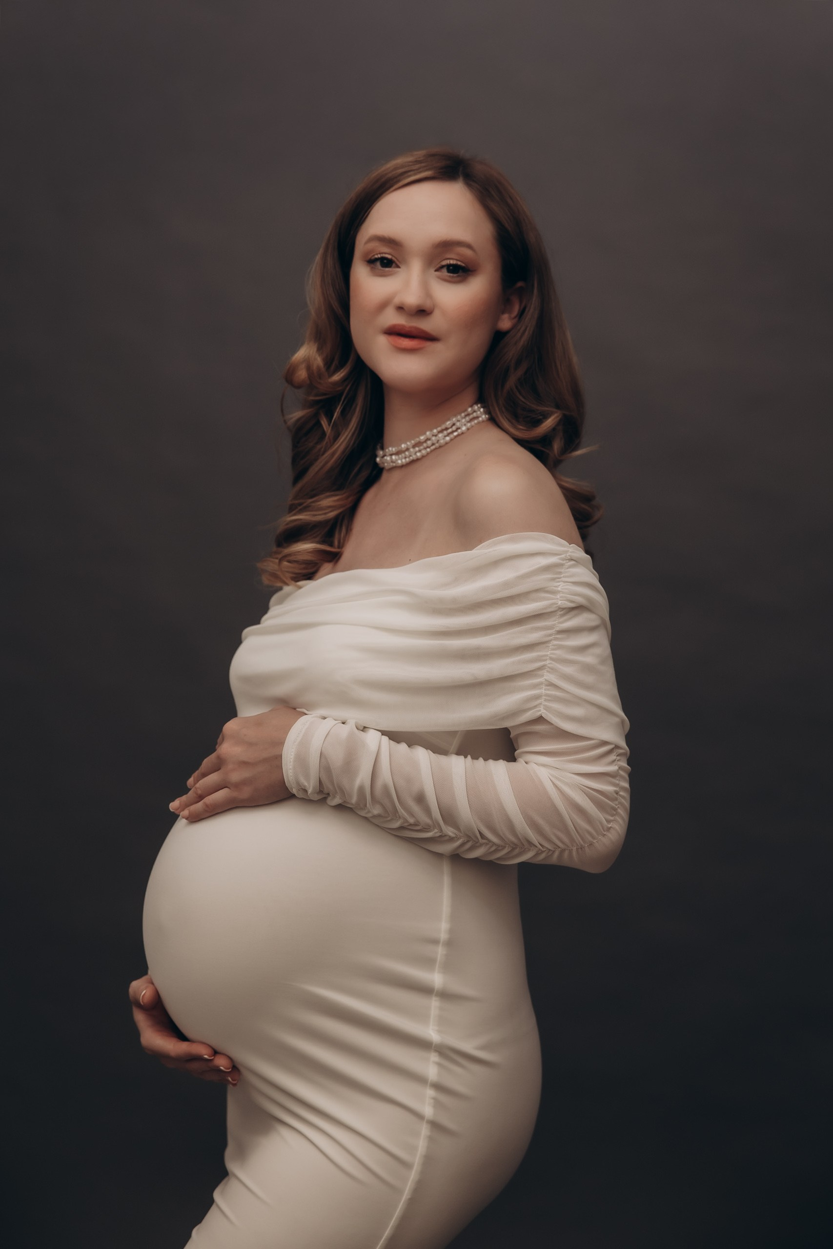 A women’s photo shoot at a photo studio. Family and children’s lifestyle photographer Elena Tumanova