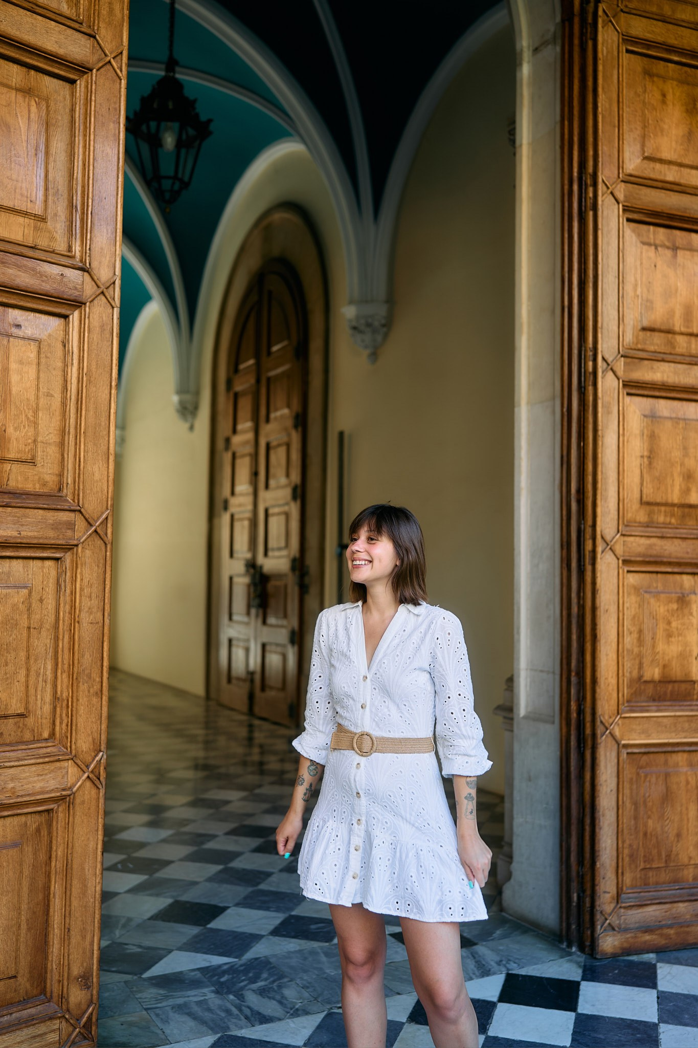 Description of the Universitat location for a  love-story or individual photo shoot in Barcelona, examples of photos taken at this spot. POSTCARD.BCN Photographer Kate in Barcelona. Love-story, family or individual photo shoots
