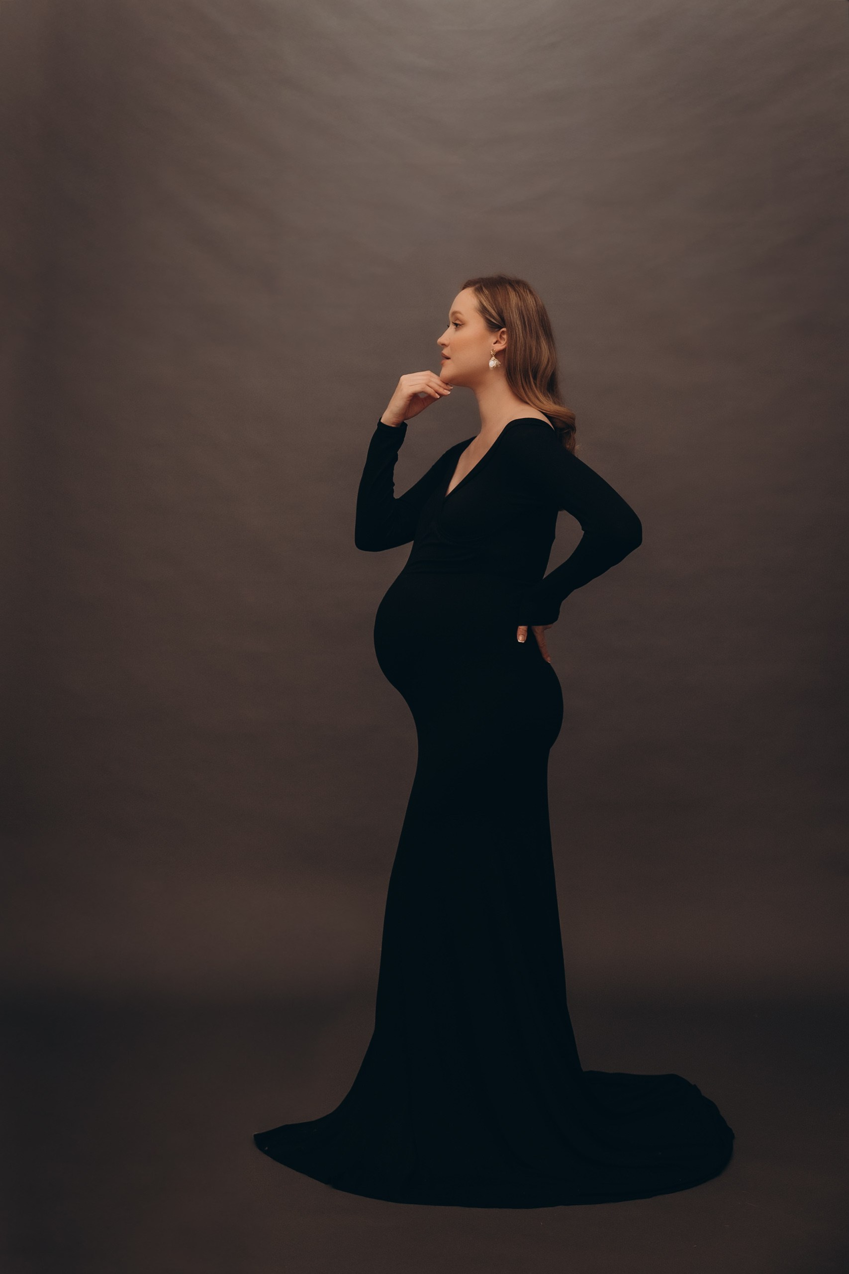 A women’s photo shoot at a photo studio. Family and children’s lifestyle photographer Elena Tumanova