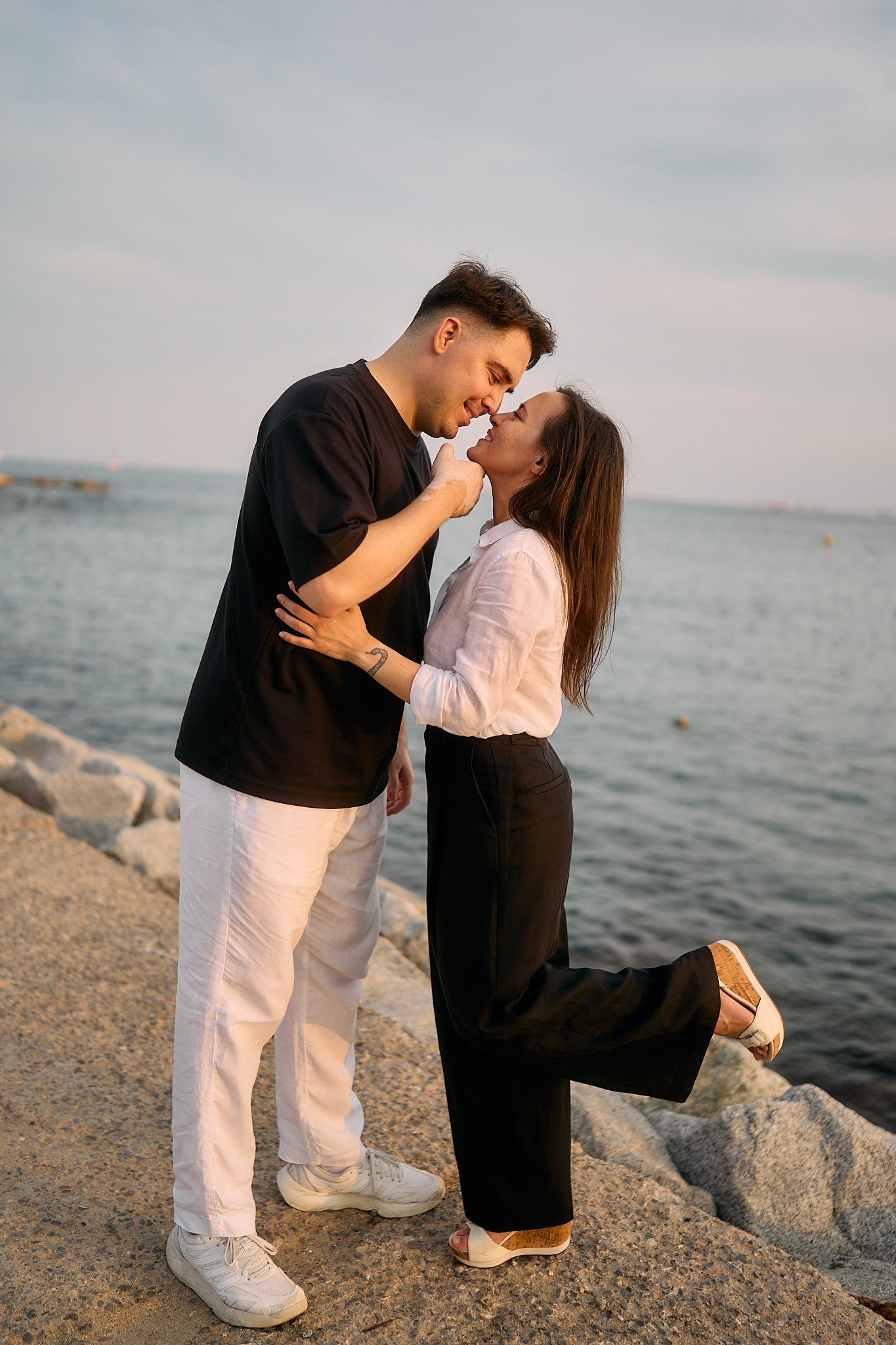 Description of the Port Olimpic location for a  love-story or individual photo shoot in Barcelona, examples of photos taken at this spot. POSTCARD.BCN Photographer Kate in Barcelona. Love-story, family or individual photo shoots