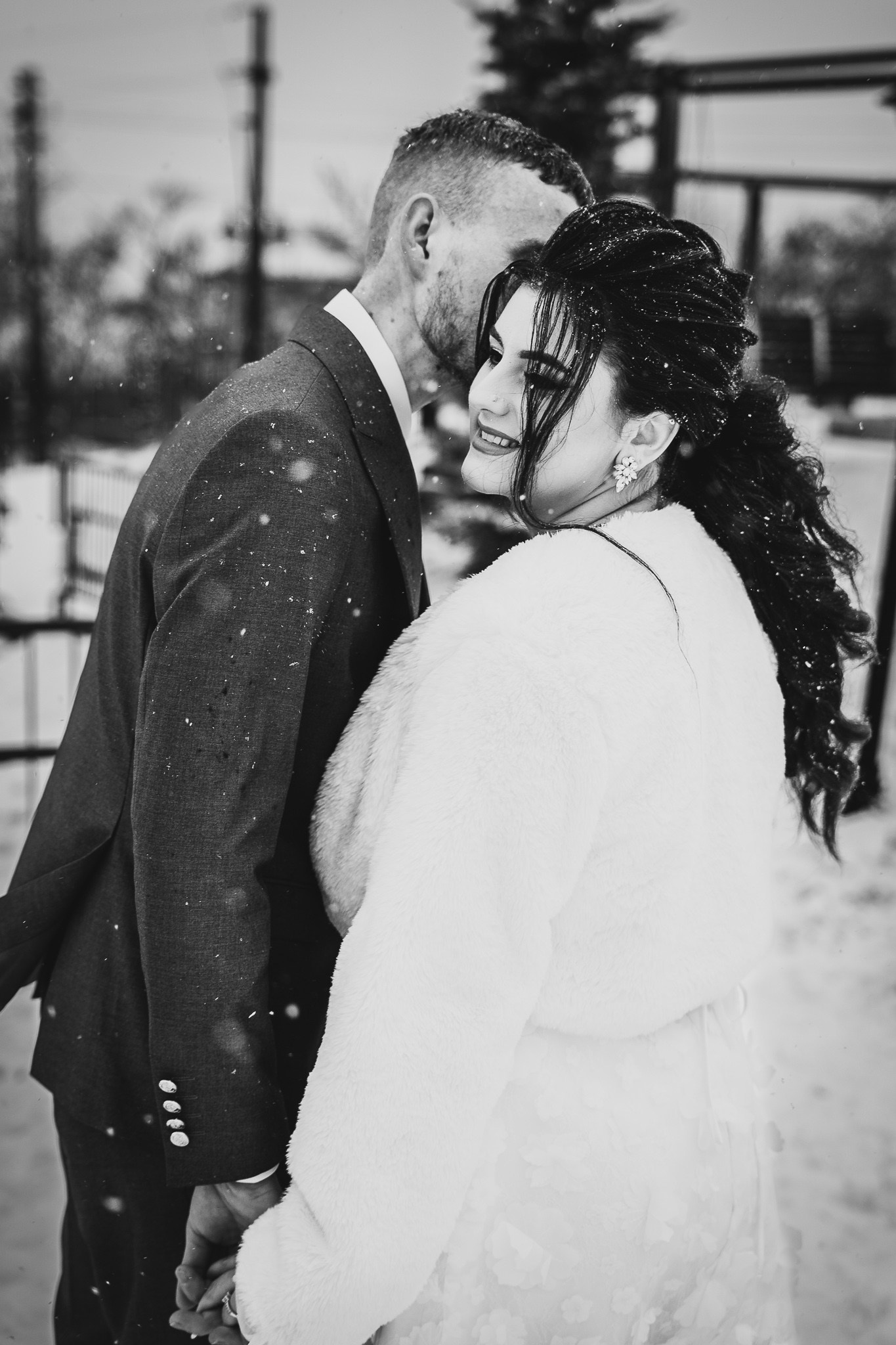 Ședință foto de cuplu în aer liber, iarna, alb negru