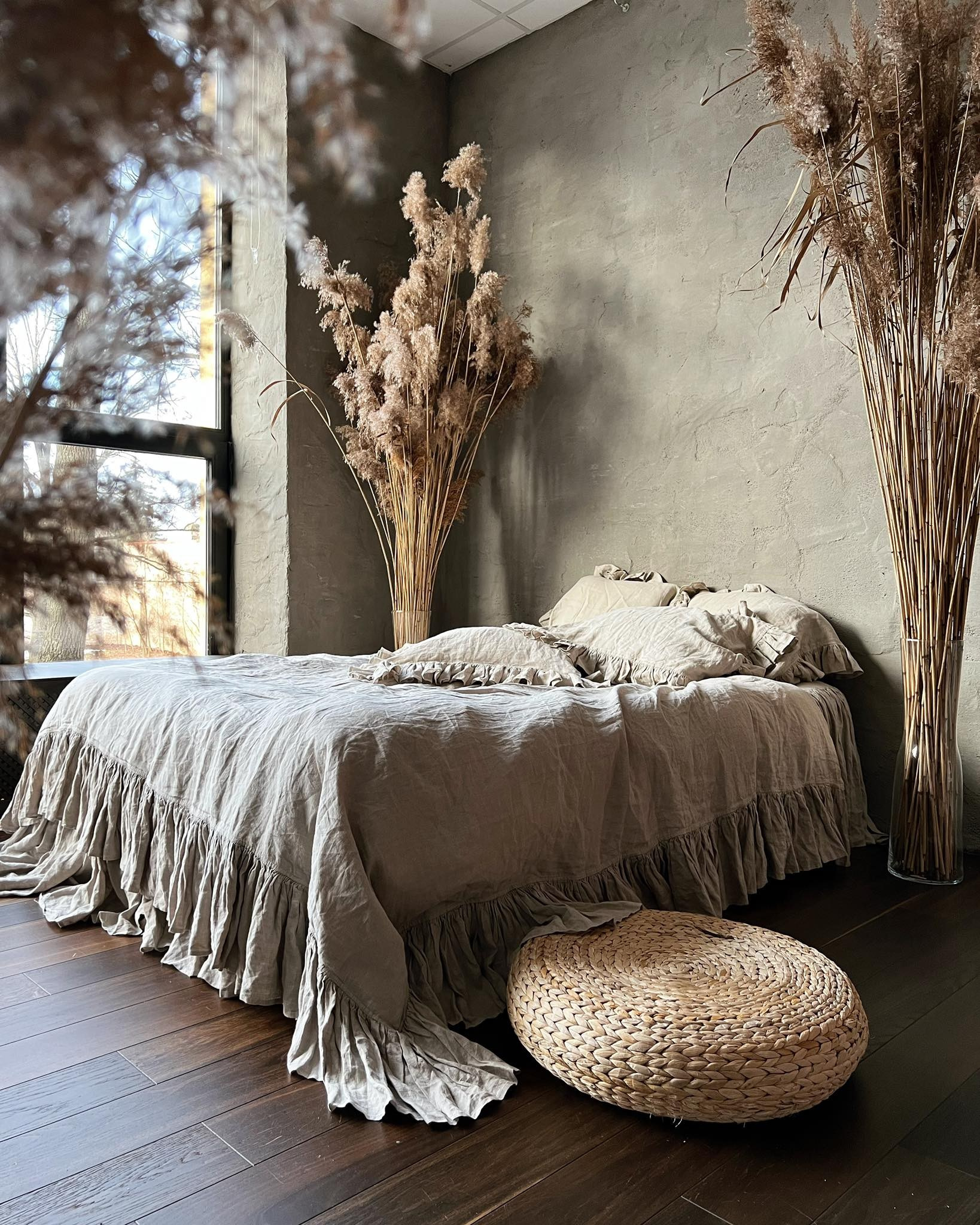 Elegantā fotosesijas zona ar minimālistisku interjeru un dekoratīvām detaļām