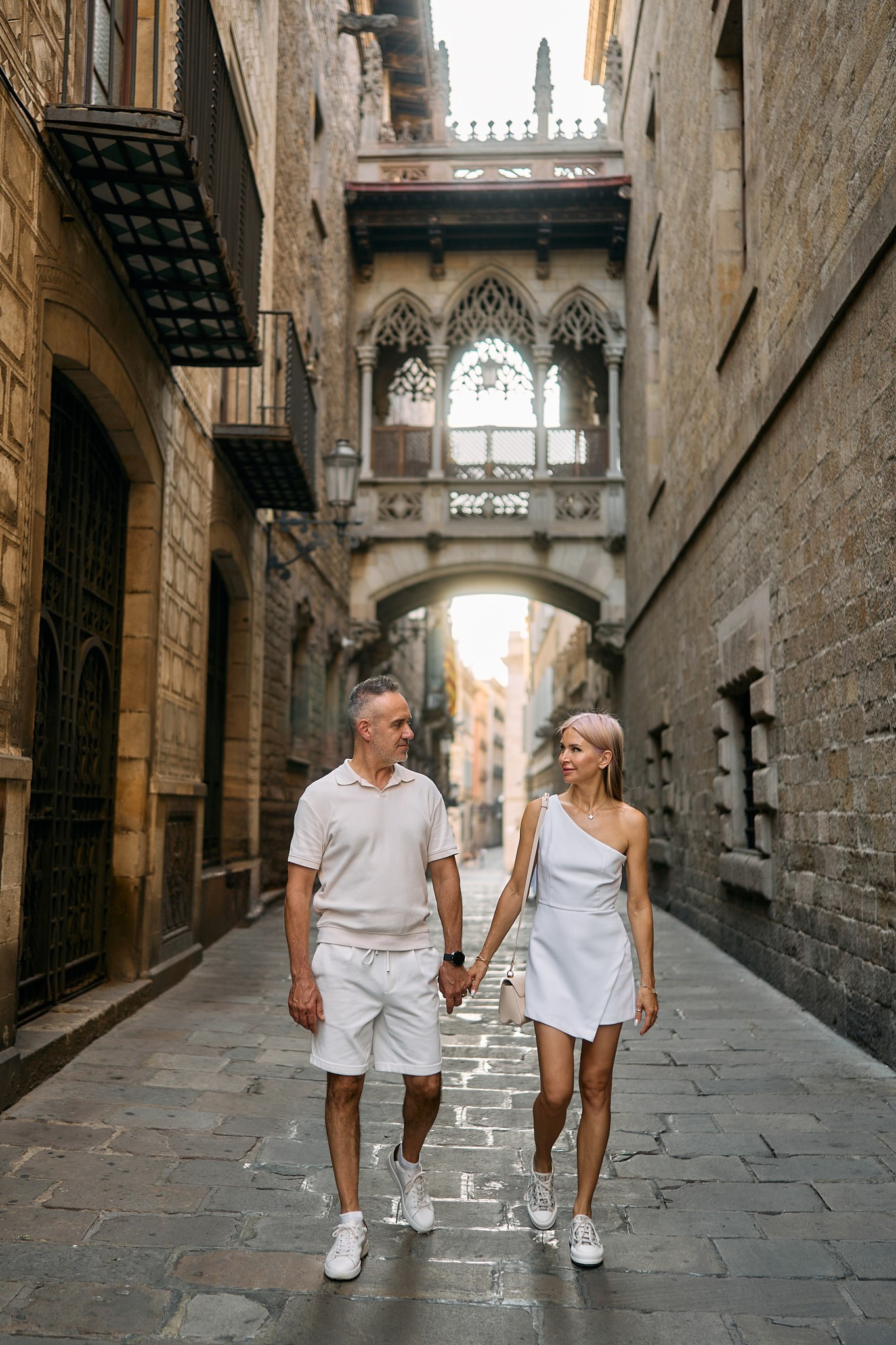 Description of the Old City location for a  love-story or individual photo shoot in Barcelona, examples of photos taken at this photo spot. POSTCARD.BCN Photographer Kate in Barcelona. Love-story, family or individual photo shoots