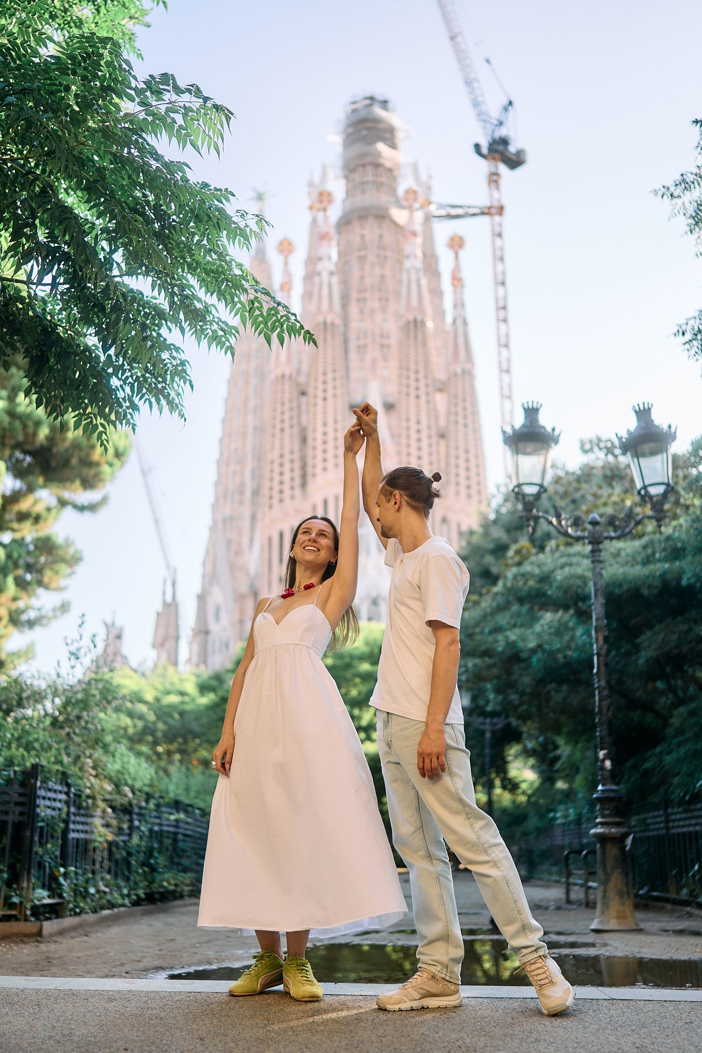 Description of the Sagrada Familia location for a love-story or individual photo shoot in Barcelona, examples of photos. POSTCARD.BCN Photographer Kate in Barcelona. Love-story, family or individual photo shoots