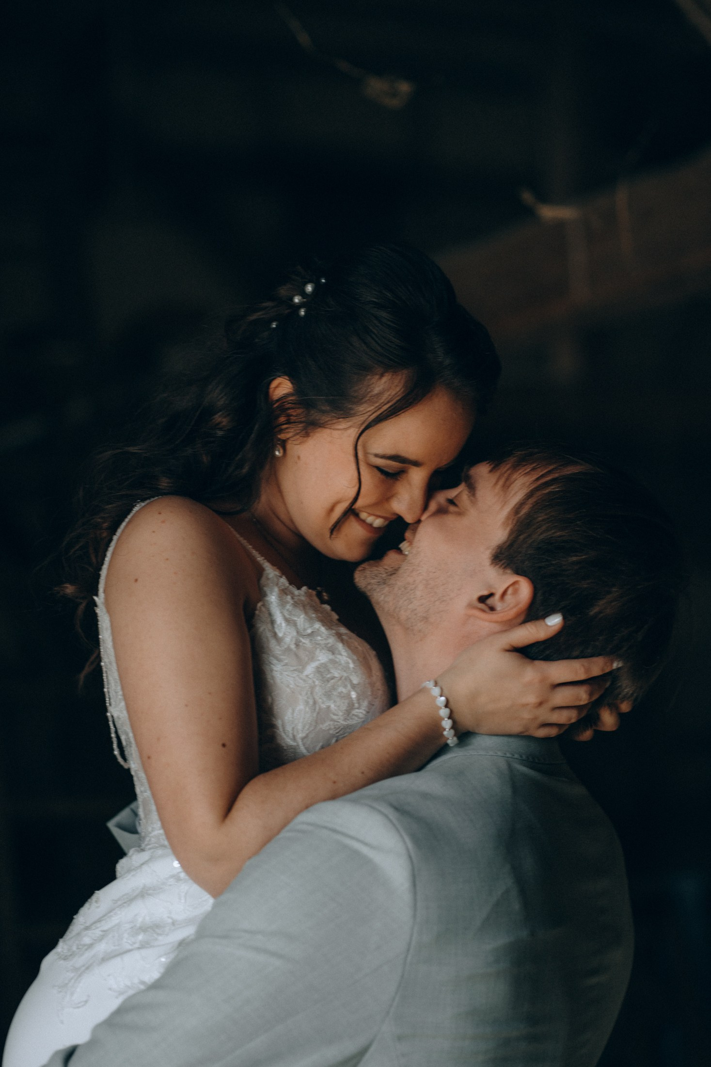 Brautpaar in inniger Umarmung – romantische Hochzeitsfotos Dresden