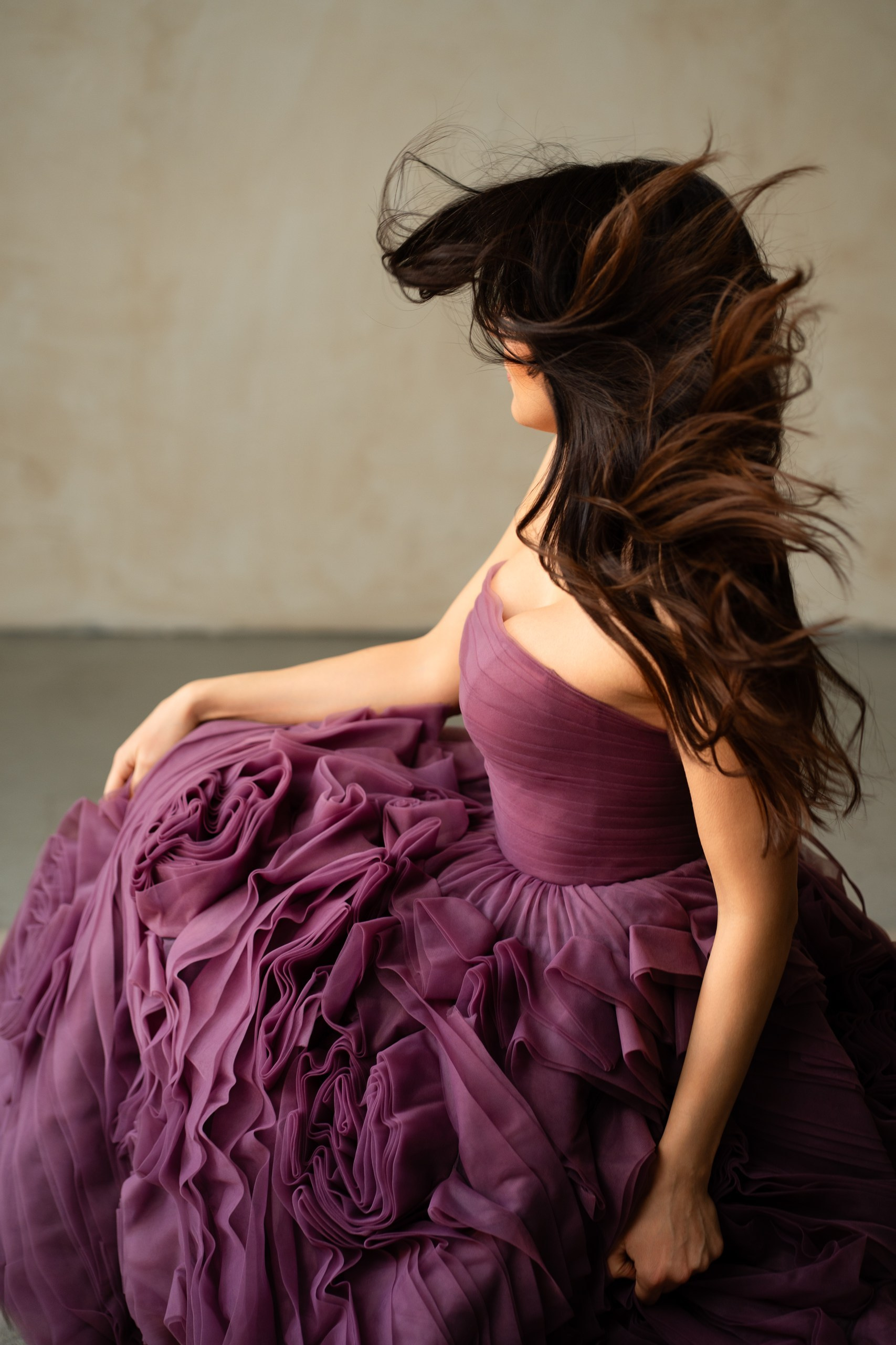 fotografija žene u svečanoj haljini snimljena od gore priliko fotografisnaja selfexpression