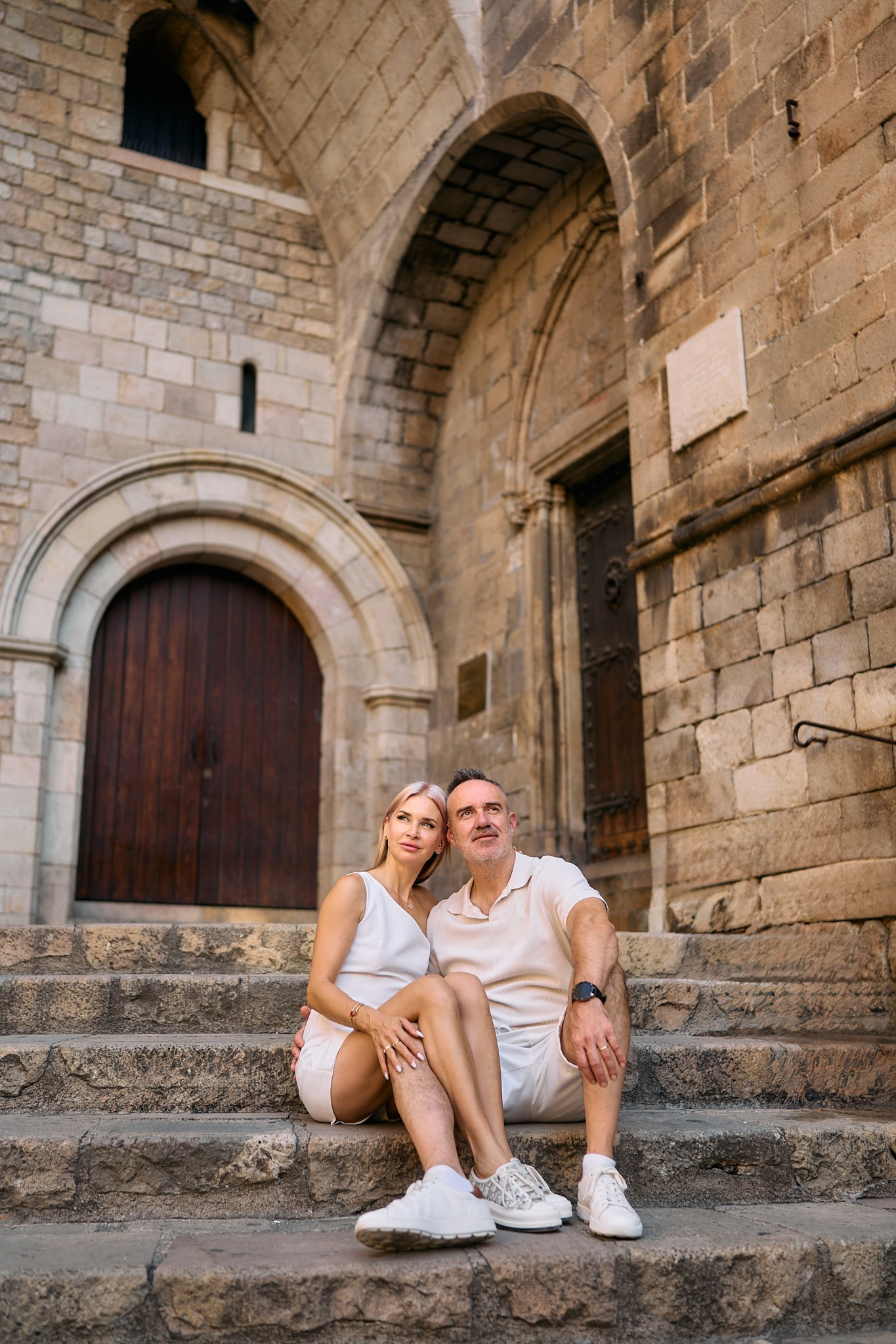 Description of the Old City location for a  love-story or individual photo shoot in Barcelona, examples of photos taken at this photo spot. POSTCARD.BCN Photographer Kate in Barcelona. Love-story, family or individual photo shoots