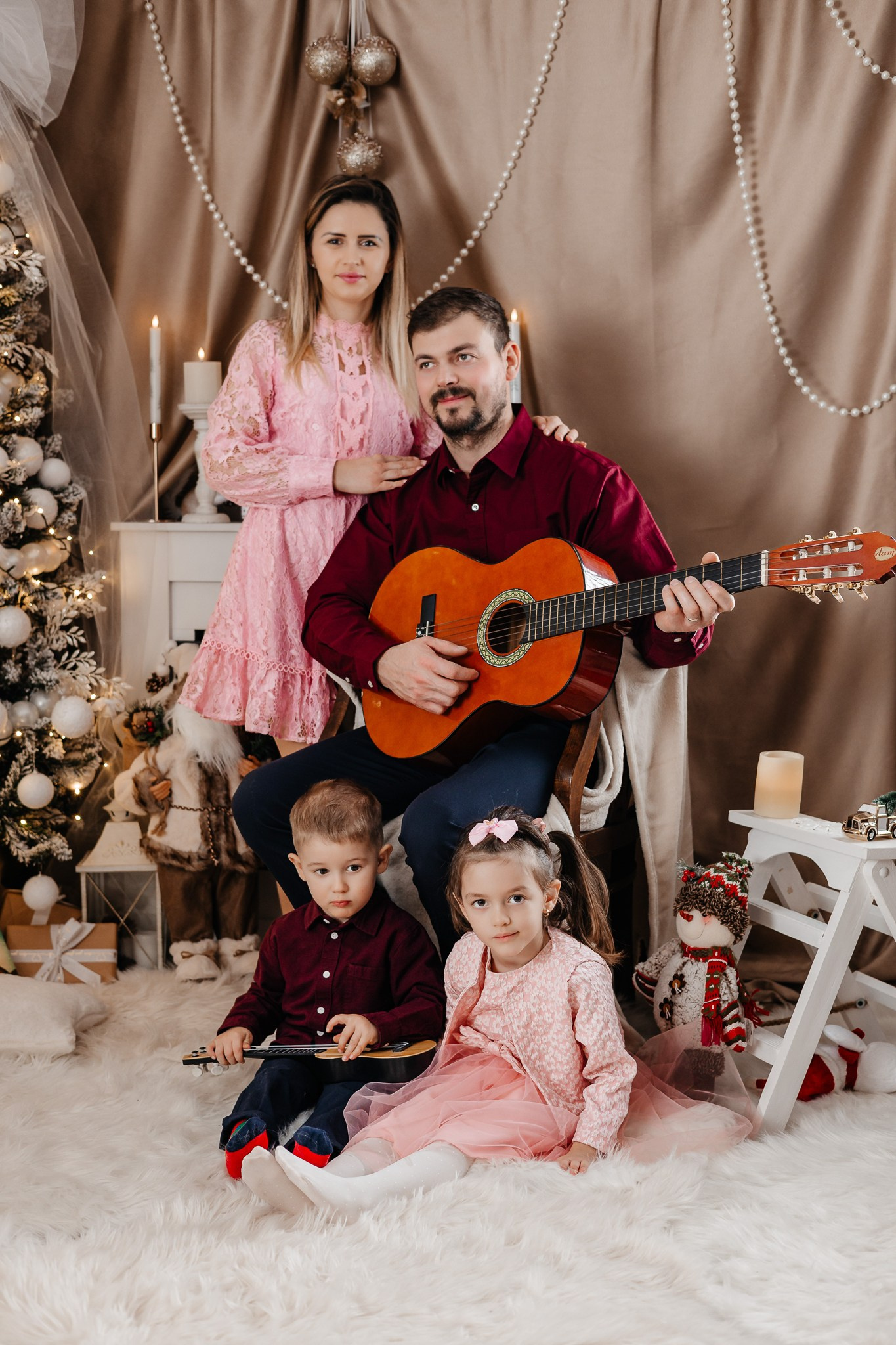 Ședințe Foto Crăciun 2025 Piatra Neamț | Fotografii de Sărbători | FotoACTIV. Fotograf Profesionist Piatra Neamț, Roman, Târgu Neamț, Bicaz, Neamț | Studio, Nuntă, Botez, Eveniment | FotoACTIV