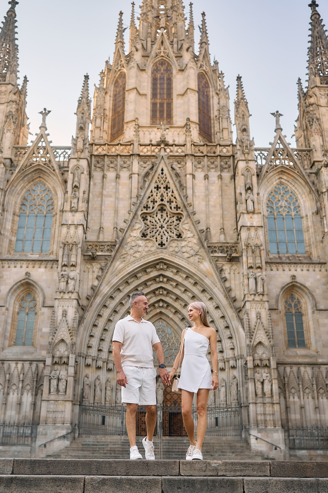 Description of the Old City location for a  love-story or individual photo shoot in Barcelona, examples of photos taken at this photo spot. POSTCARD.BCN Photographer Kate in Barcelona. Love-story, family or individual photo shoots