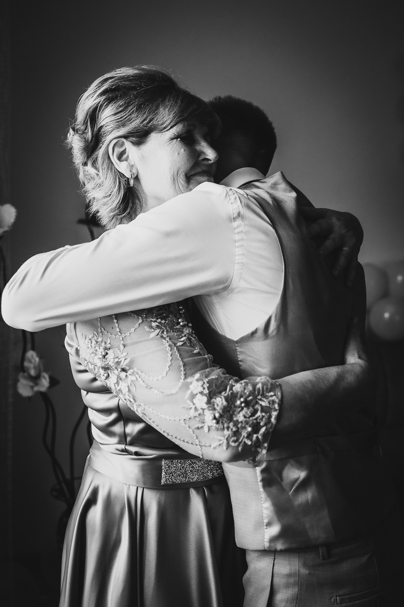 Imbratisare Emotionanta : mirele si mama lui