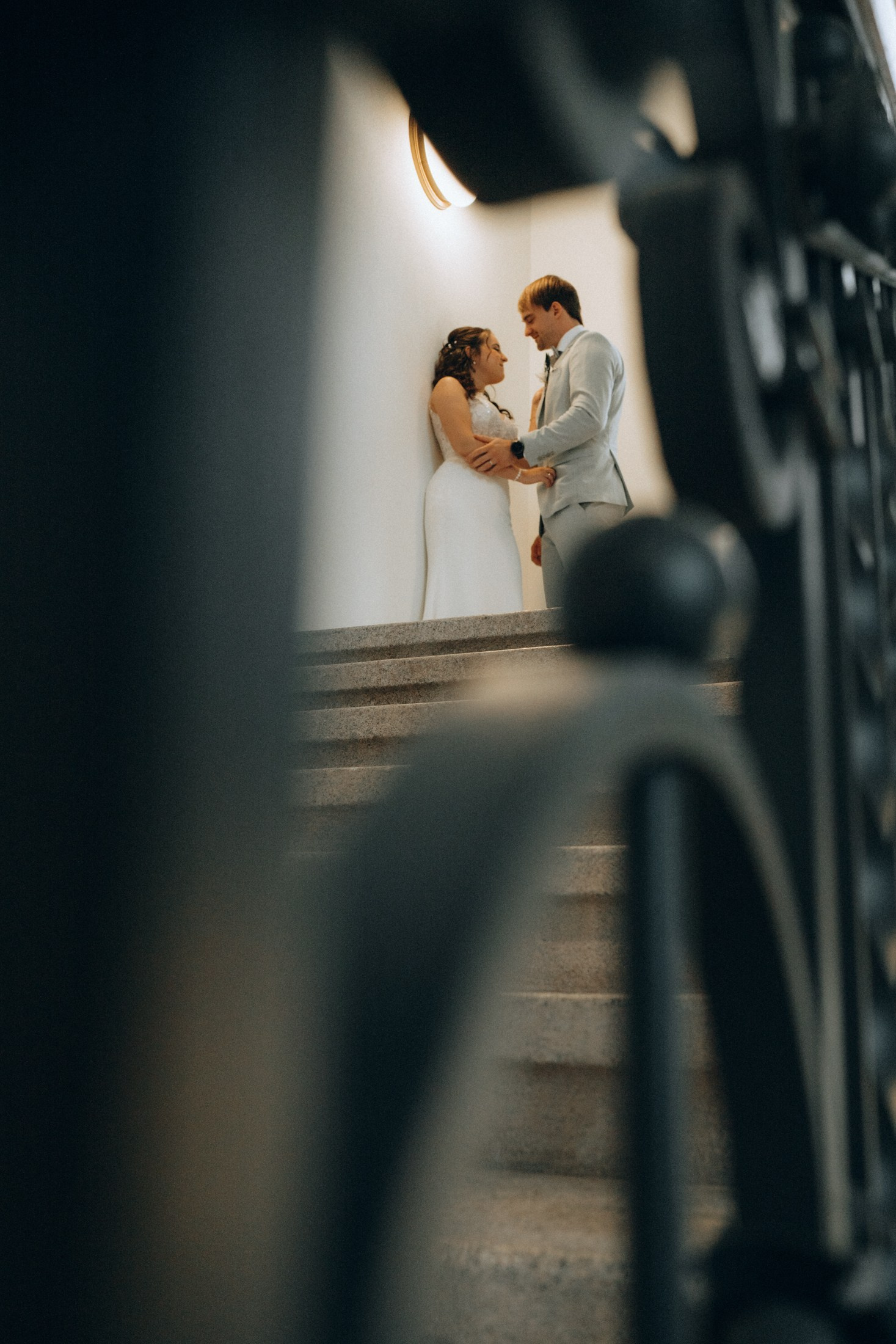 Braut und Bräutigam auf Treppe – künstlerische Hochzeitsreportage Sachsen