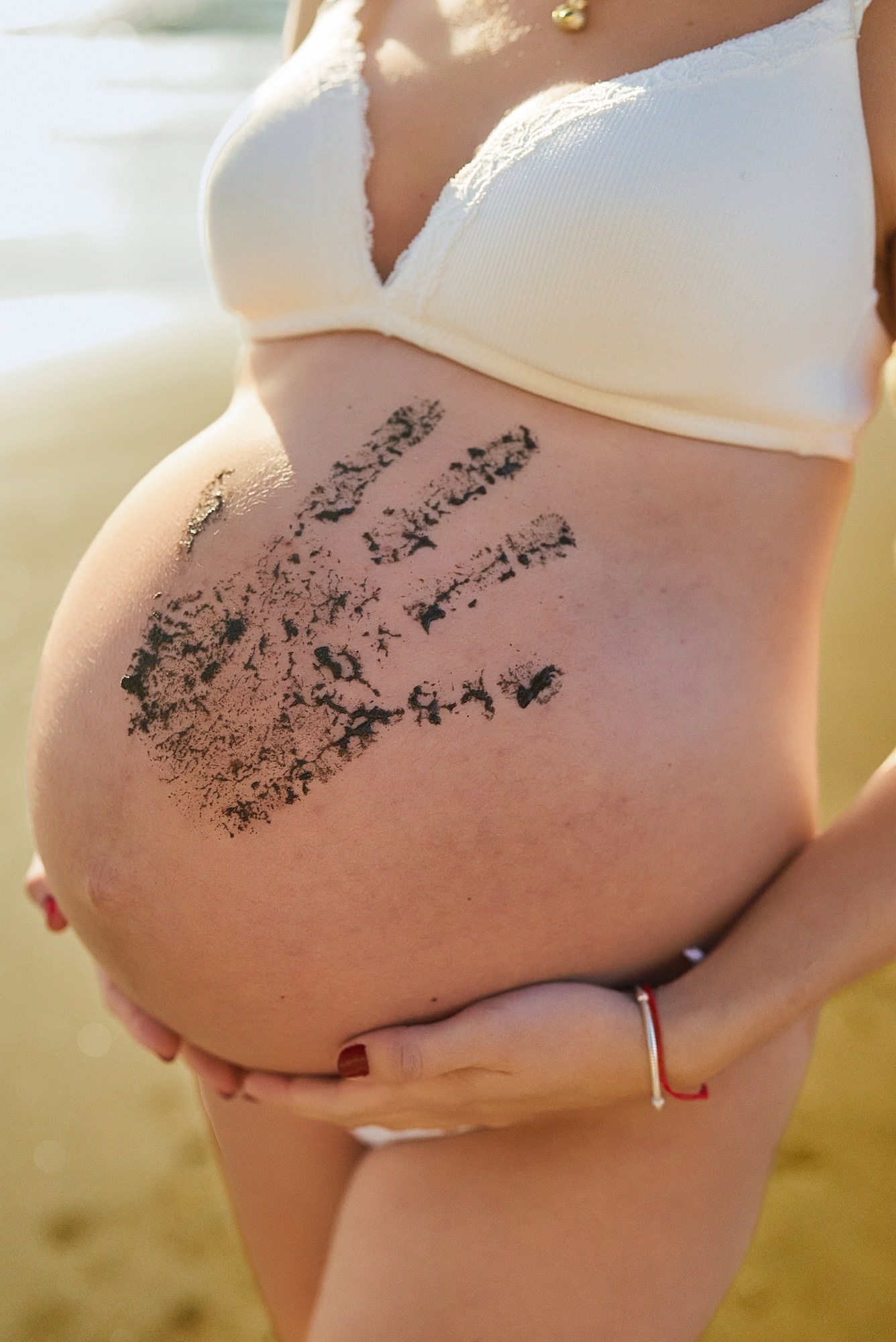 Embarazada en la arena de la playa Tenerife