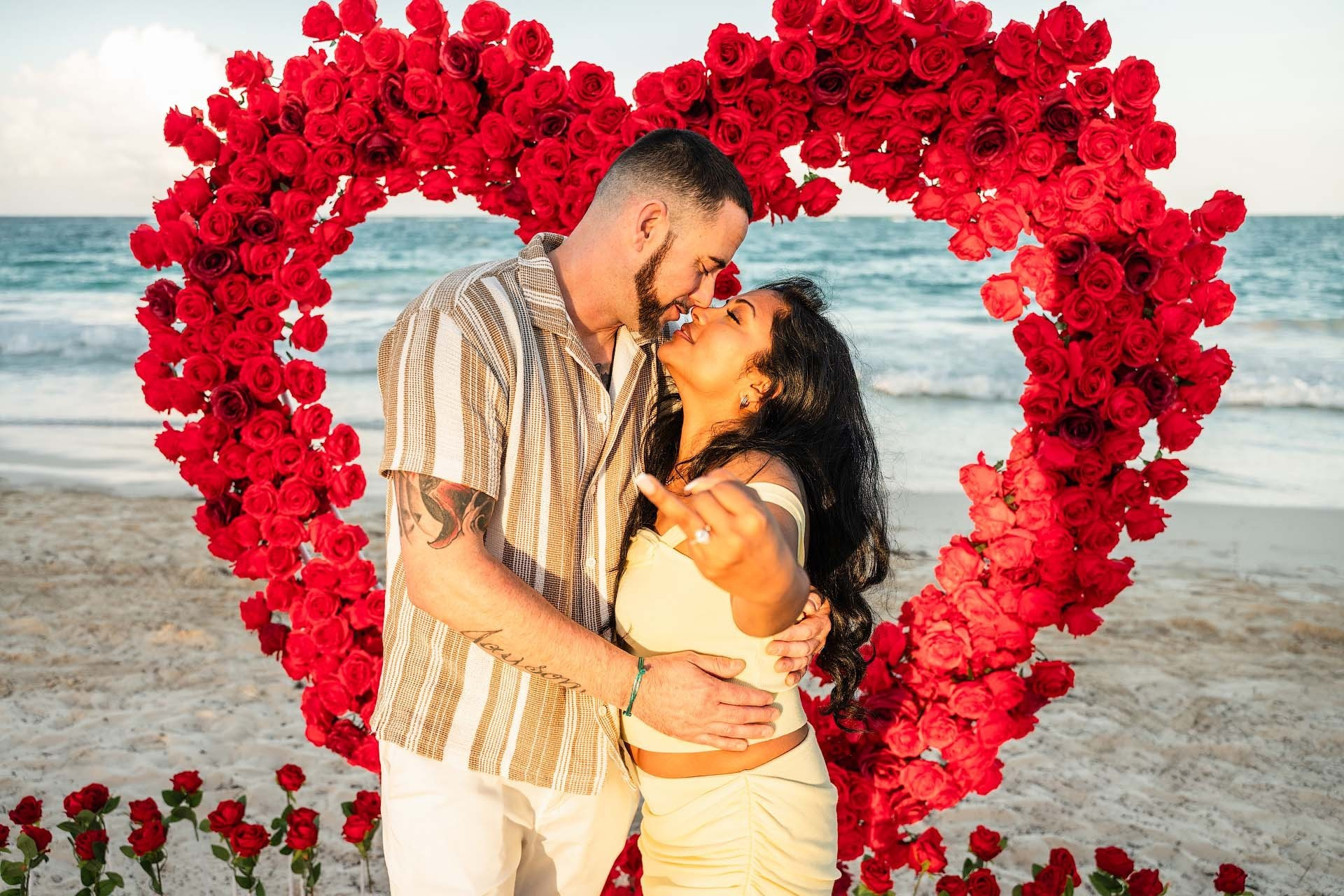 Propuesta con Arco Floral en Punta Cana — Corazón Romántico