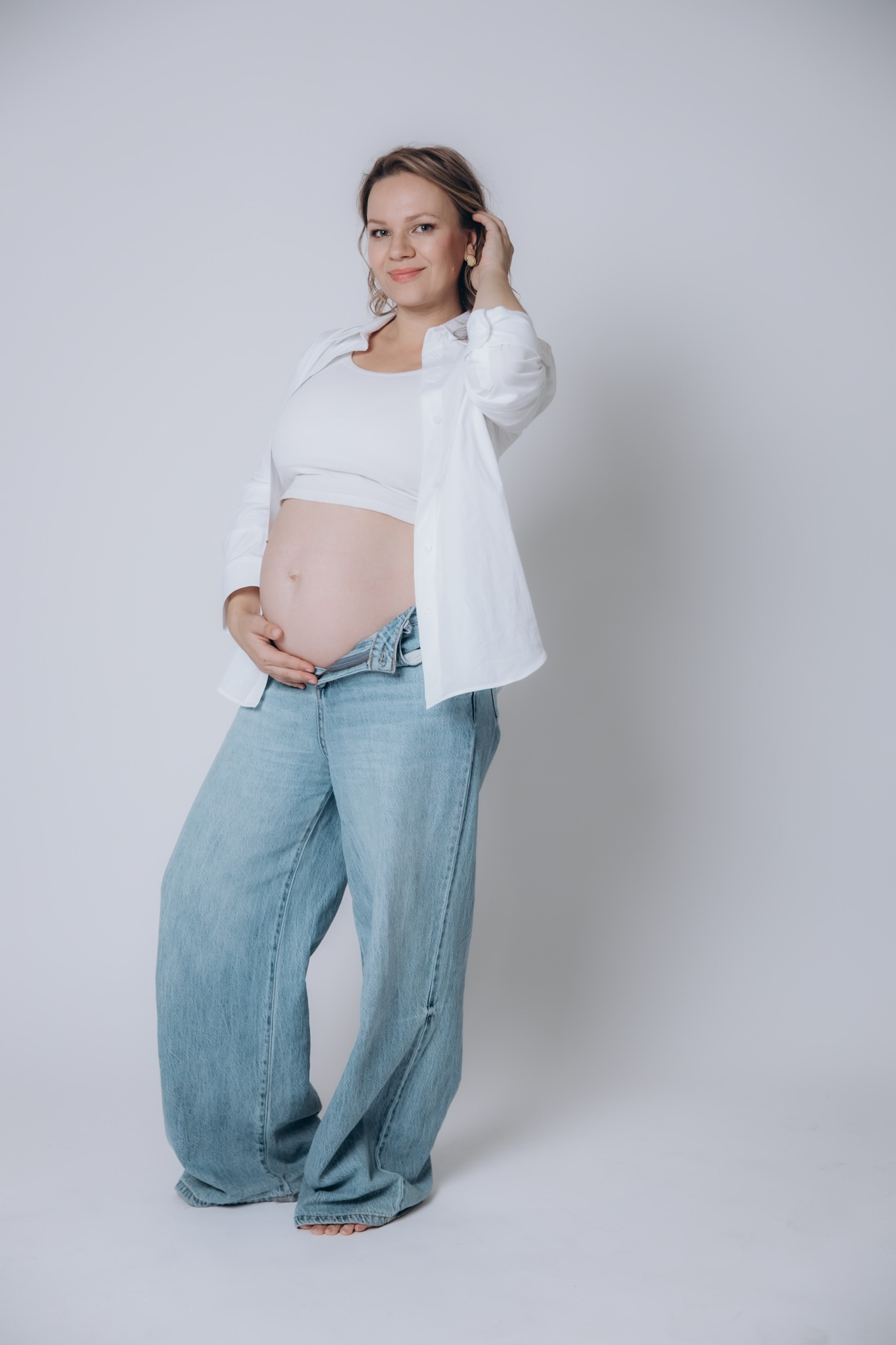 A women’s photo shoot at a photo studio. Family and children’s lifestyle photographer Elena Tumanova