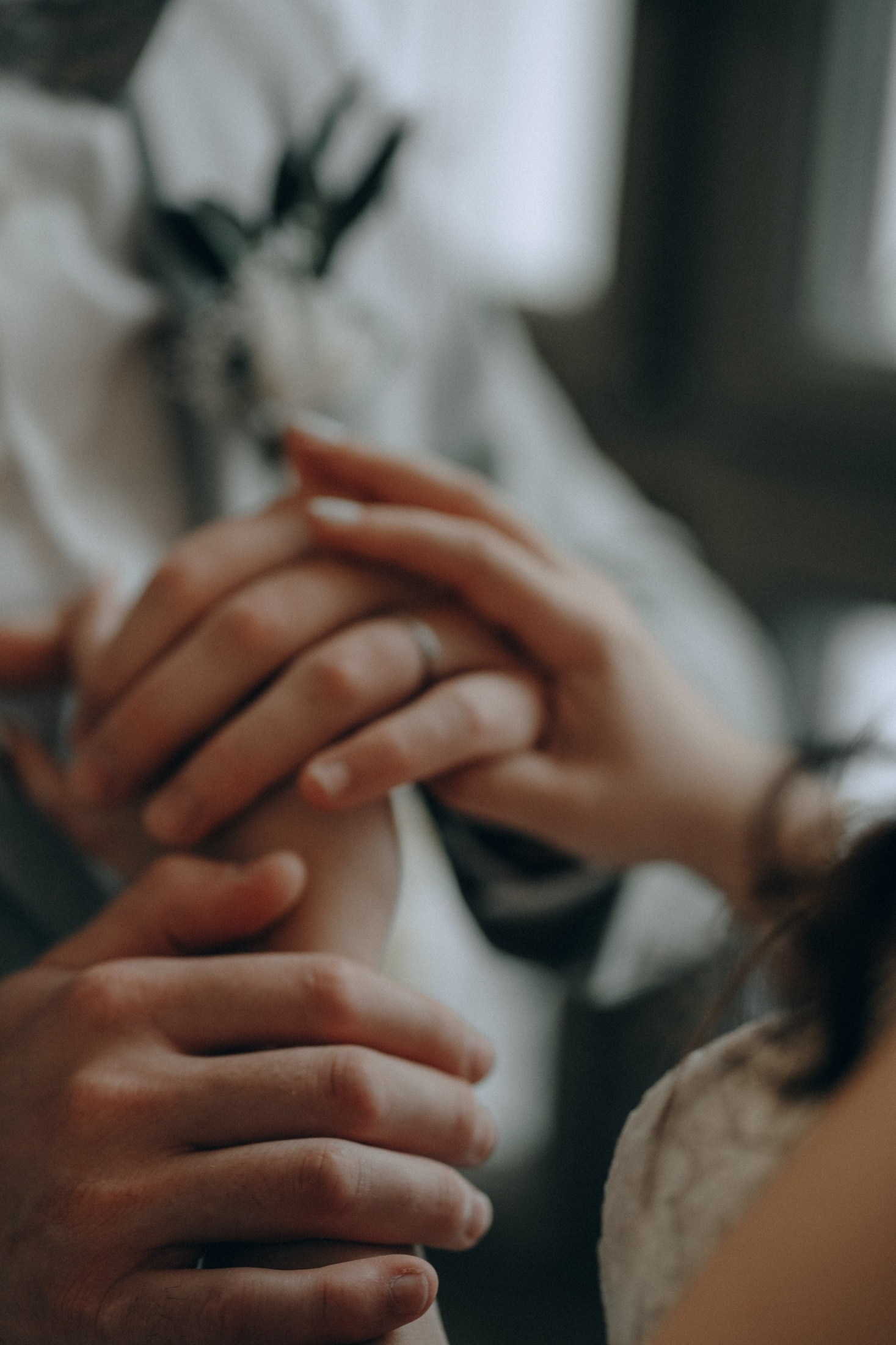 Nahaufnahme Hände mit Trauringen – romantische Hochzeitsdetails Sachsen