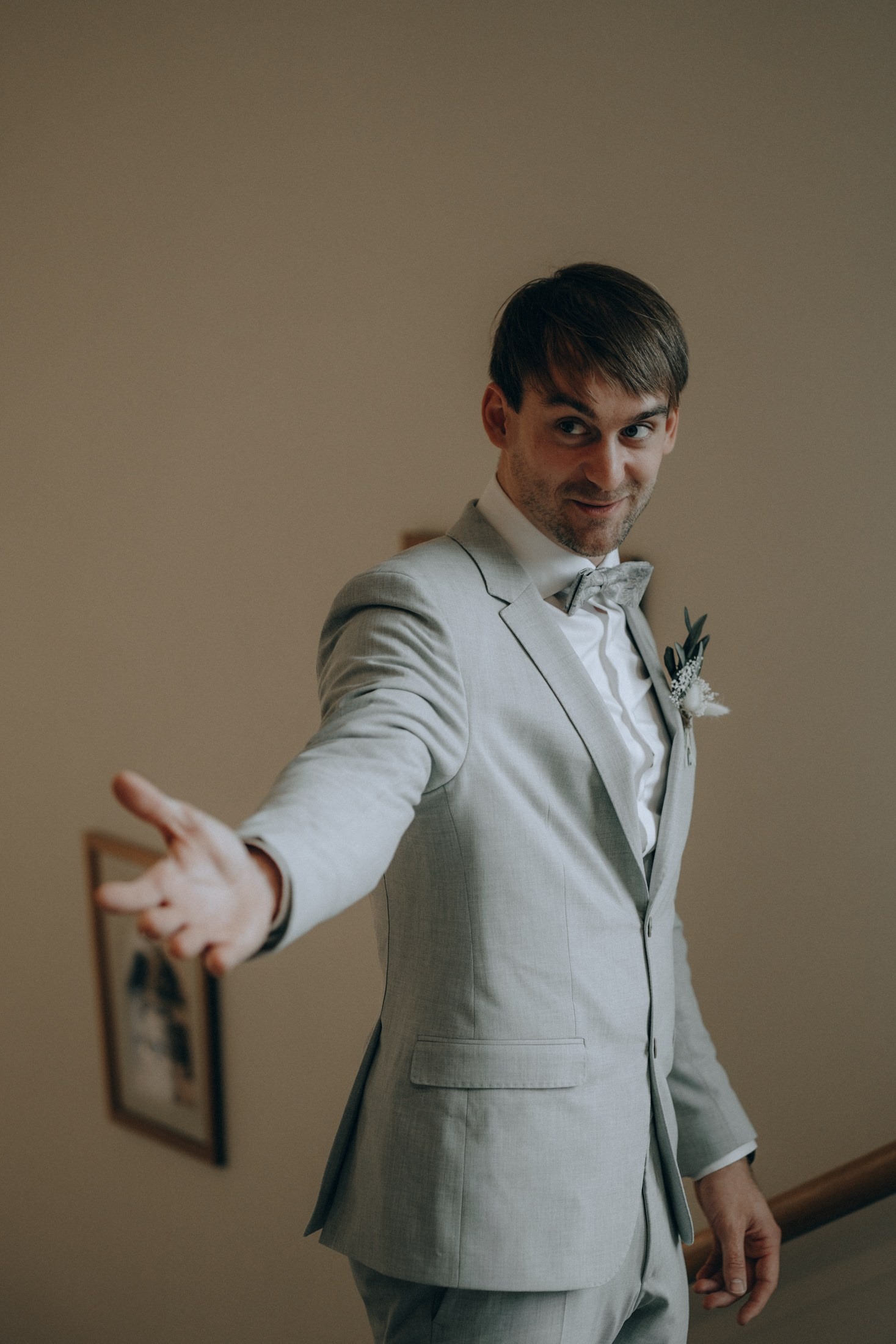 Bräutigam posiert im grauen Anzug – stilvolle Hochzeitsfotografie Dresden